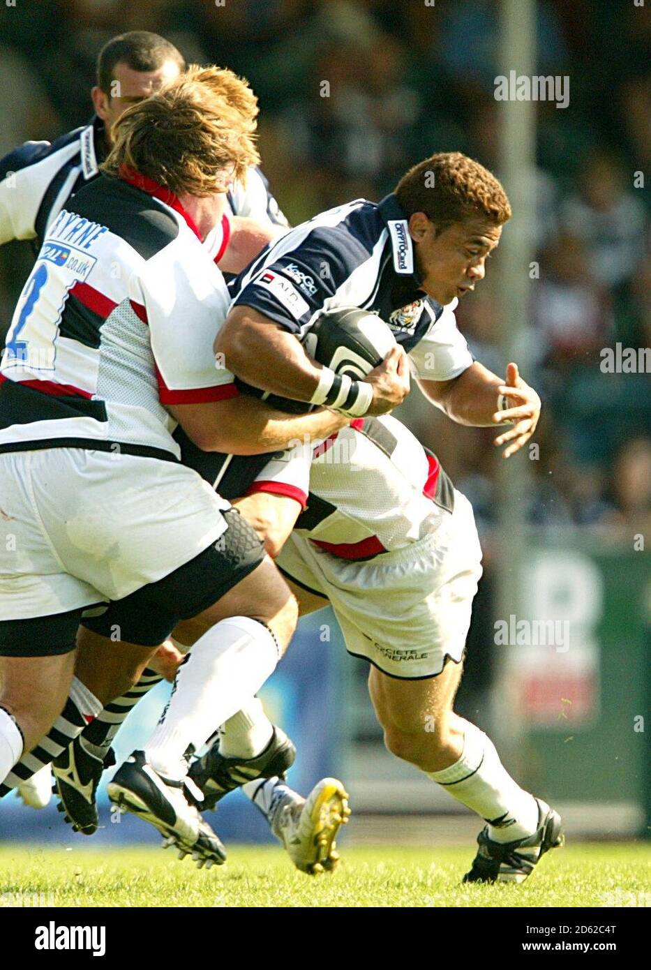 Shane Byrne de Saracens (l) tente d'arrêter Josh Taumalolo de Bristo (r) Banque D'Images