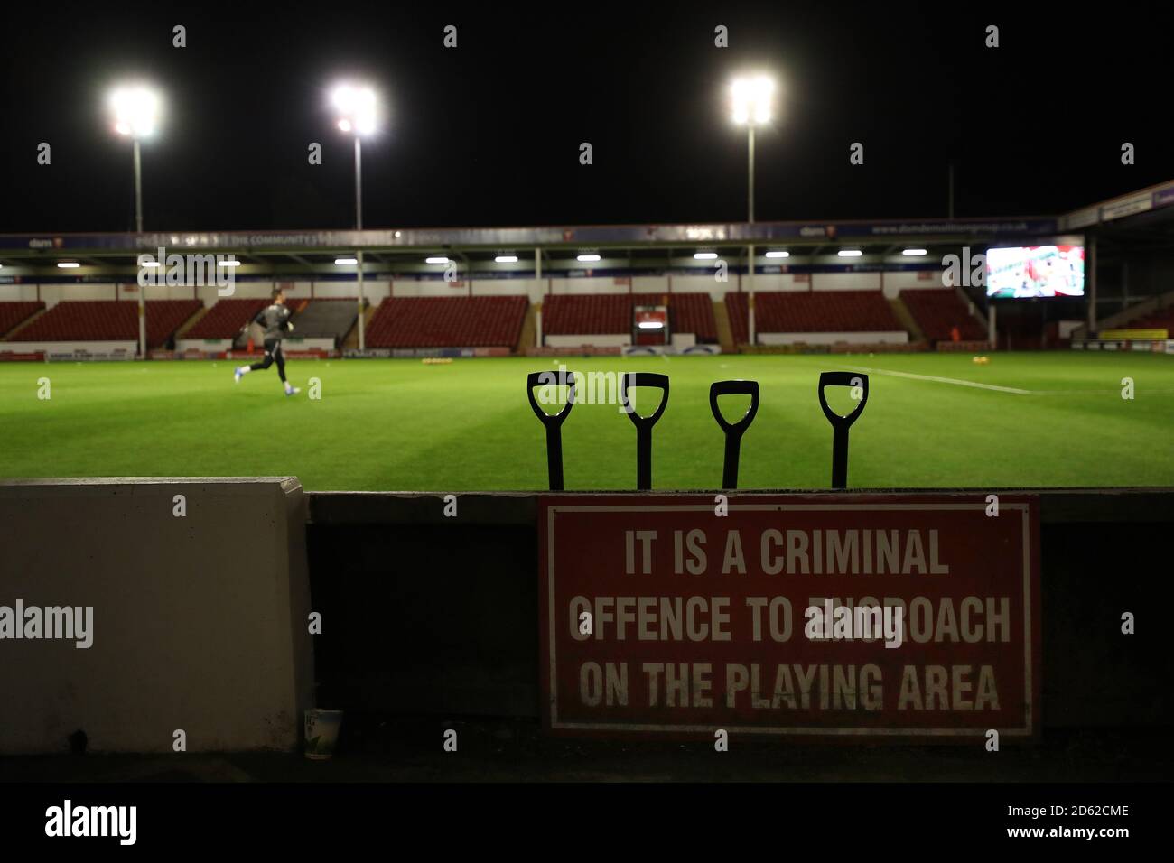 Le terrain de Groundstaff se déroule au stade de Bescott Banque D'Images