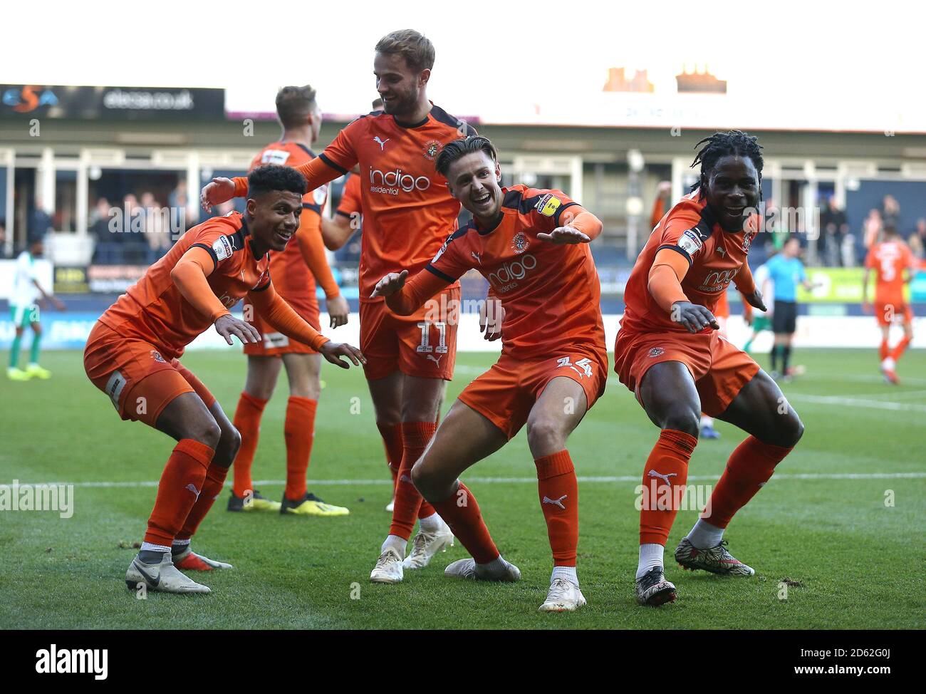 James Justin (à gauche) de Luton Town célèbre la troisième fois de son côté But du jeu avec Harry Cornick (au centre) et Pelly-Ruddock Mpanza (droite) Banque D'Images