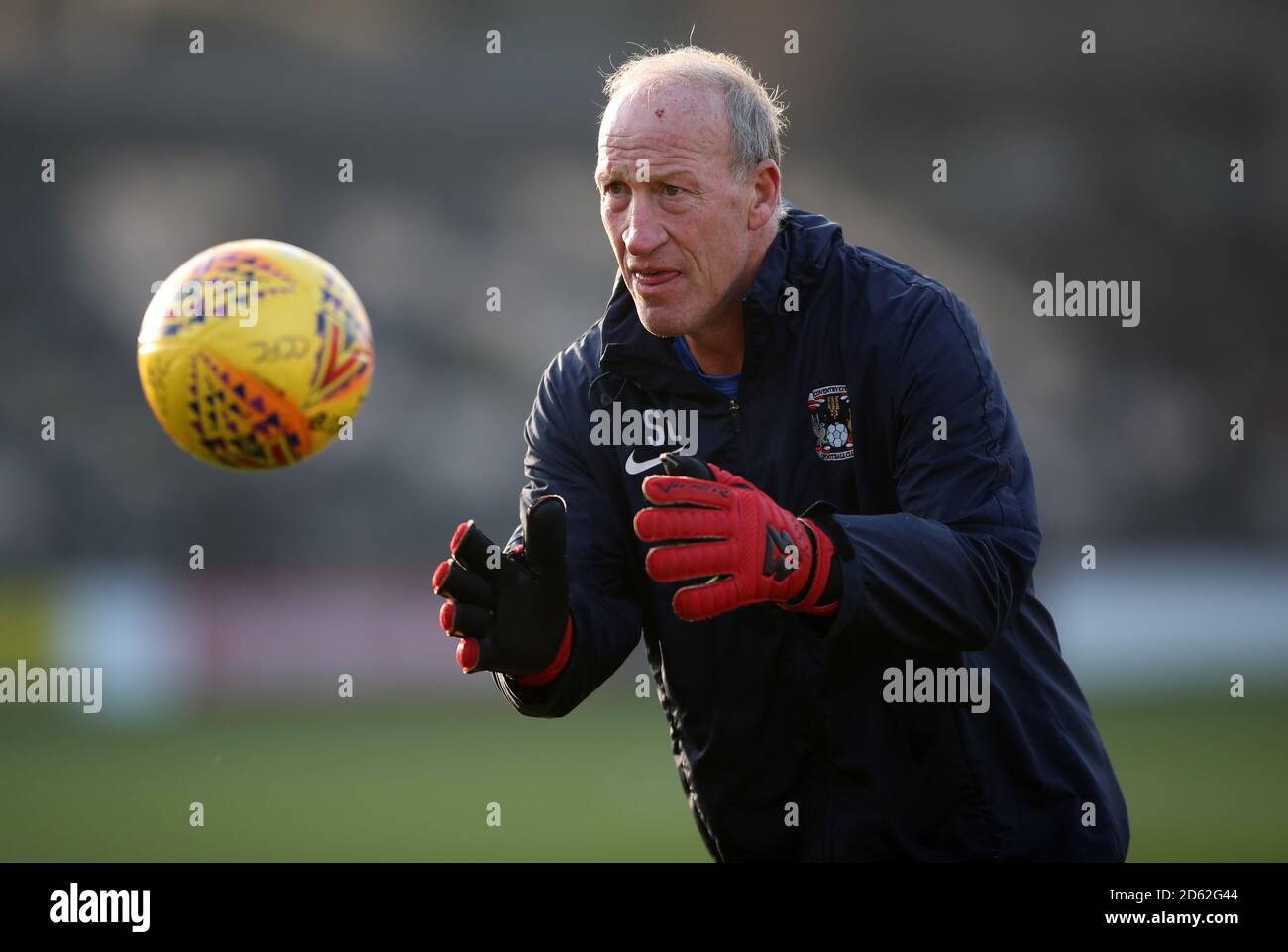 L'entraîneur du gardien de but de Coventry City Steve Ogrizovic pendant l'échauffement De jeu contre Burton Albion Banque D'Images