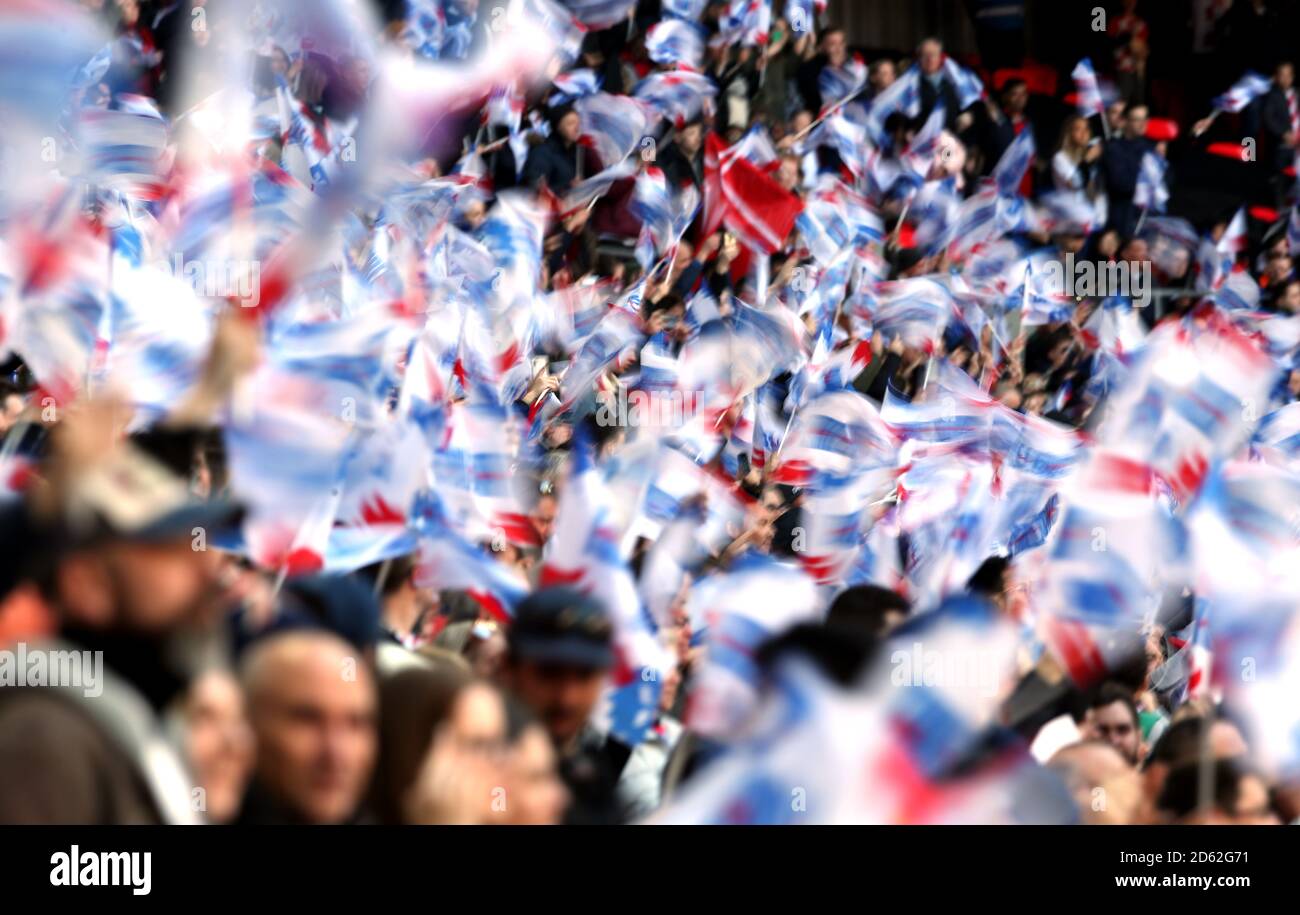 Les fans de l'Angleterre dans les tribunes brandent trois drapeaux de lion Banque D'Images