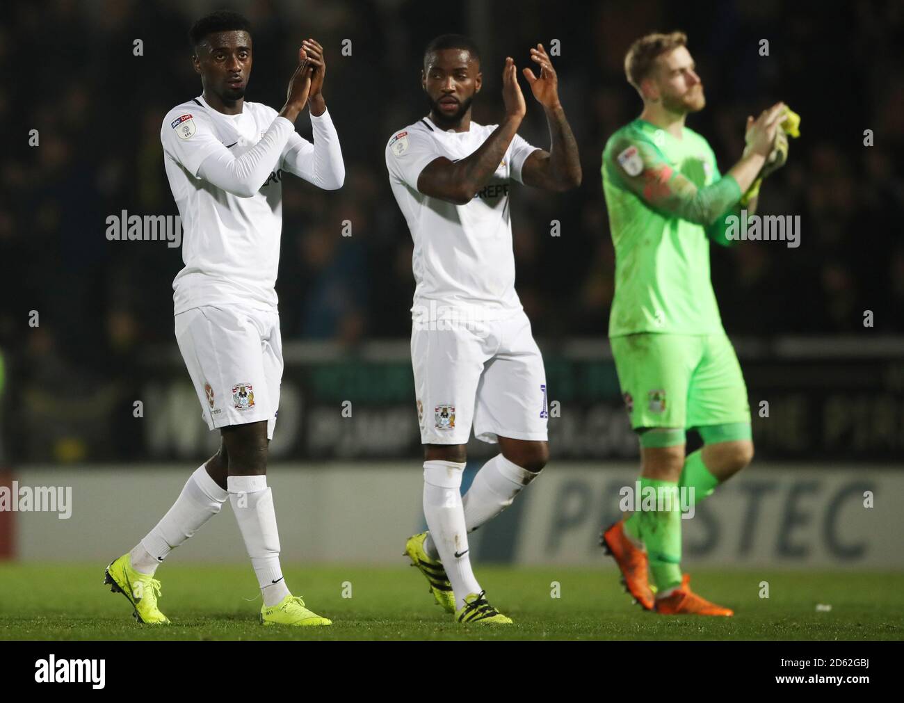 Jordy Hiwula de Coventry City (à gauche) Abu Ogogo de Coventry City (au centre) Et le gardien de but de Coventry City Lee Burge montrent leur dejection et Merci aux fans après la défaite de 1.0 loin à Burton Albion Banque D'Images