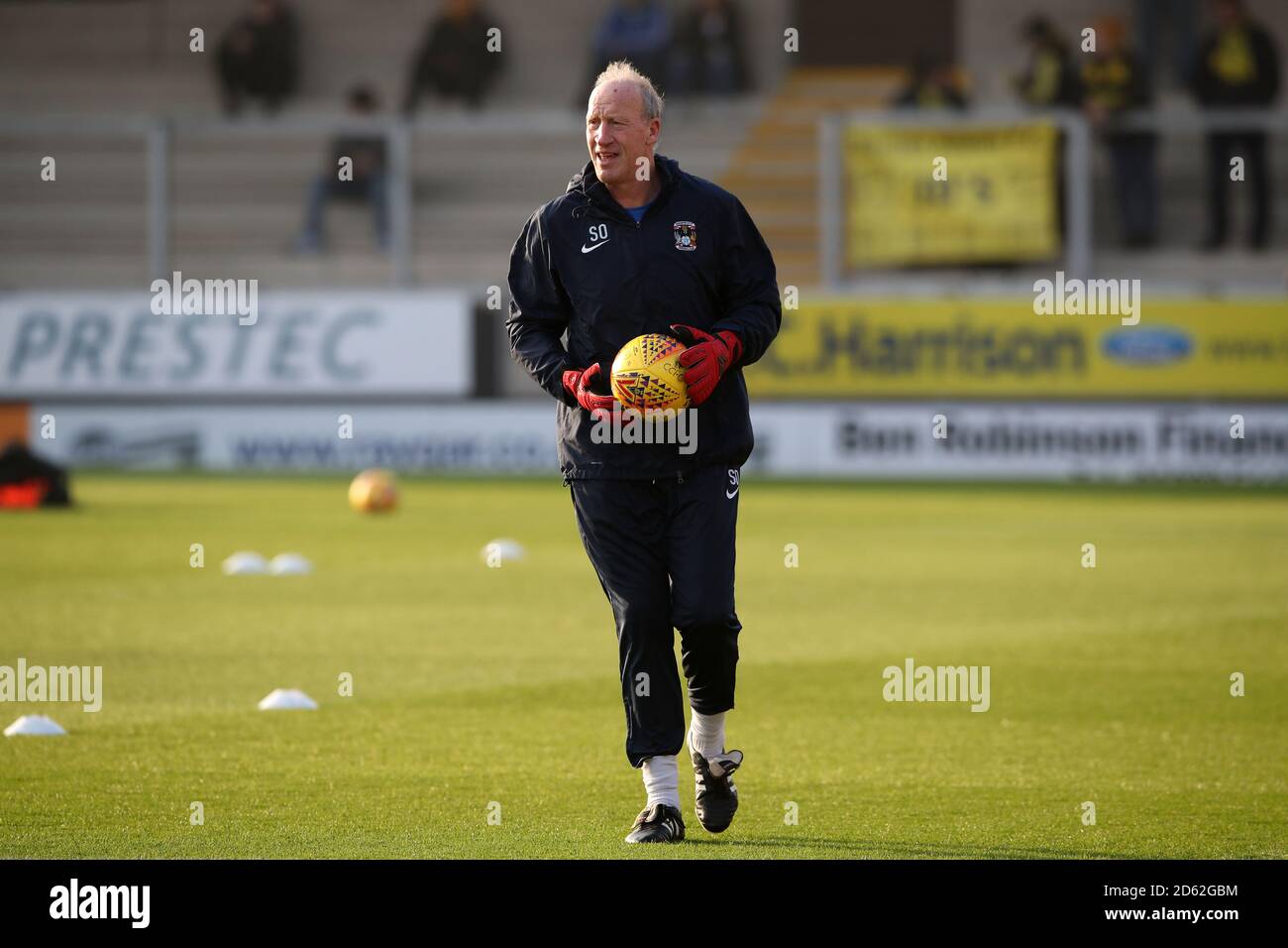 L'entraîneur du gardien de but de Coventry City Steve Ogrizovic pendant l'échauffement De jeu contre Burton Albion Banque D'Images