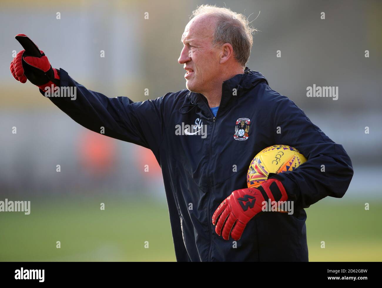 L'entraîneur du gardien de but de Coventry City Steve Ogrizovic pendant l'échauffement De jeu contre Burton Albion Banque D'Images