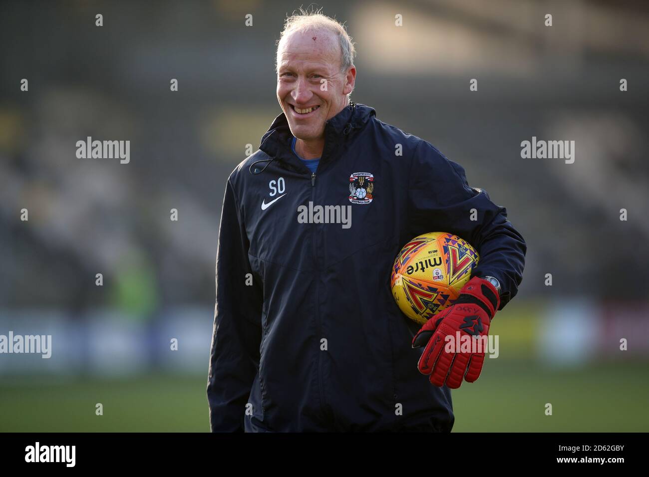 L'entraîneur du gardien de but de Coventry City Steve Ogrizovic pendant l'échauffement De jeu contre Burton Albion Banque D'Images