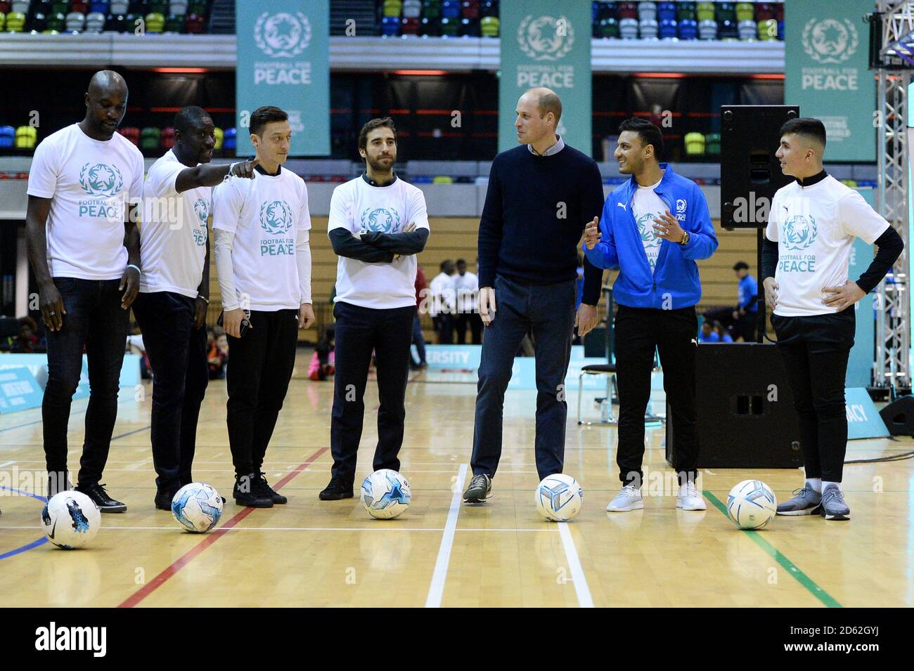 Le Duke of Cambridge (au centre) participe à des séances d'exercices de football alors qu'il assiste à la cérémonie de remise des diplômes de 30 jeunes leaders de la paix du programme football de la ville britannique de PeaceÕs pour la paix à la Copper Box Arena du parc olympique Queen Elizabeth, à Londres. APPUYEZ SUR ASSOCIATION photo. Date de la photo: Jeudi 22 novembre 2018. Voir PA Story ROYAL Cambridge. Le crédit photo devrait se lire: Eamonn M. McCormack/PA Wire Banque D'Images