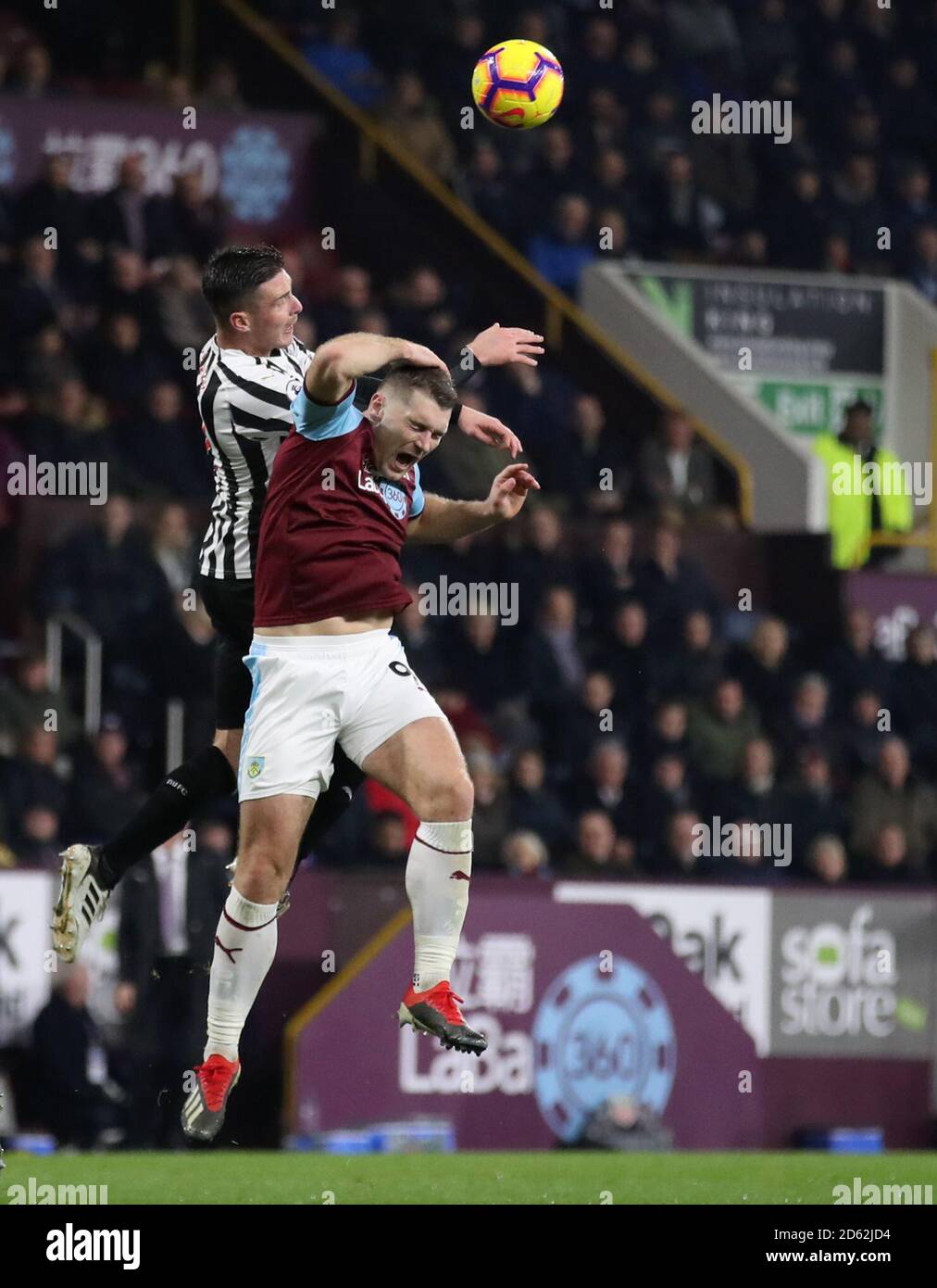 Ciaran Clark (à gauche) de Newcastle United et Sam Vokes de Burnley pour le ballon Banque D'Images