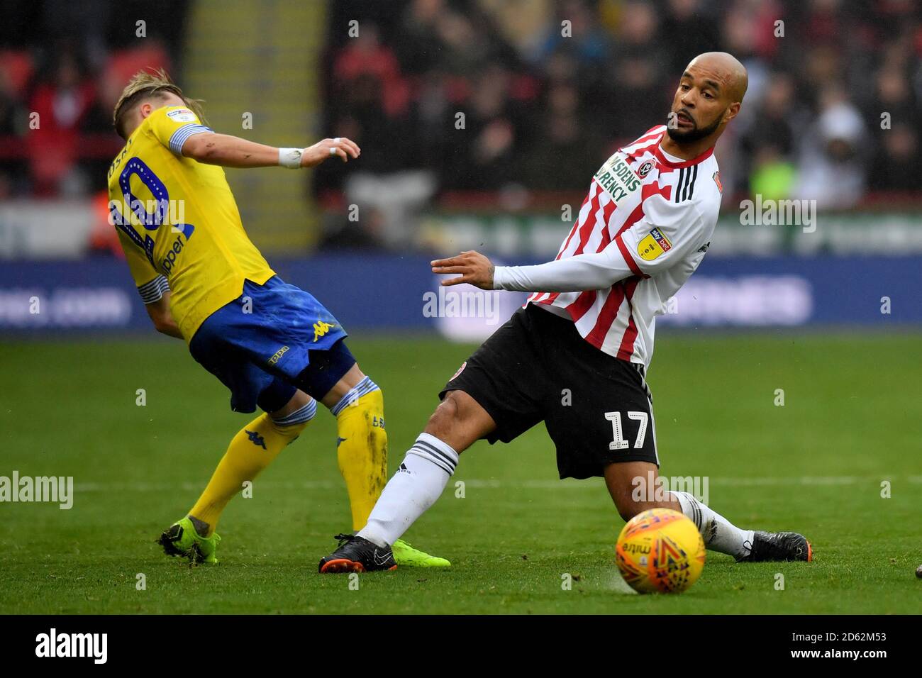 Ezgjan Alioski de Leeds United (à gauche) et David McGoldrick de Sheffield United bataille pour le ballon Banque D'Images