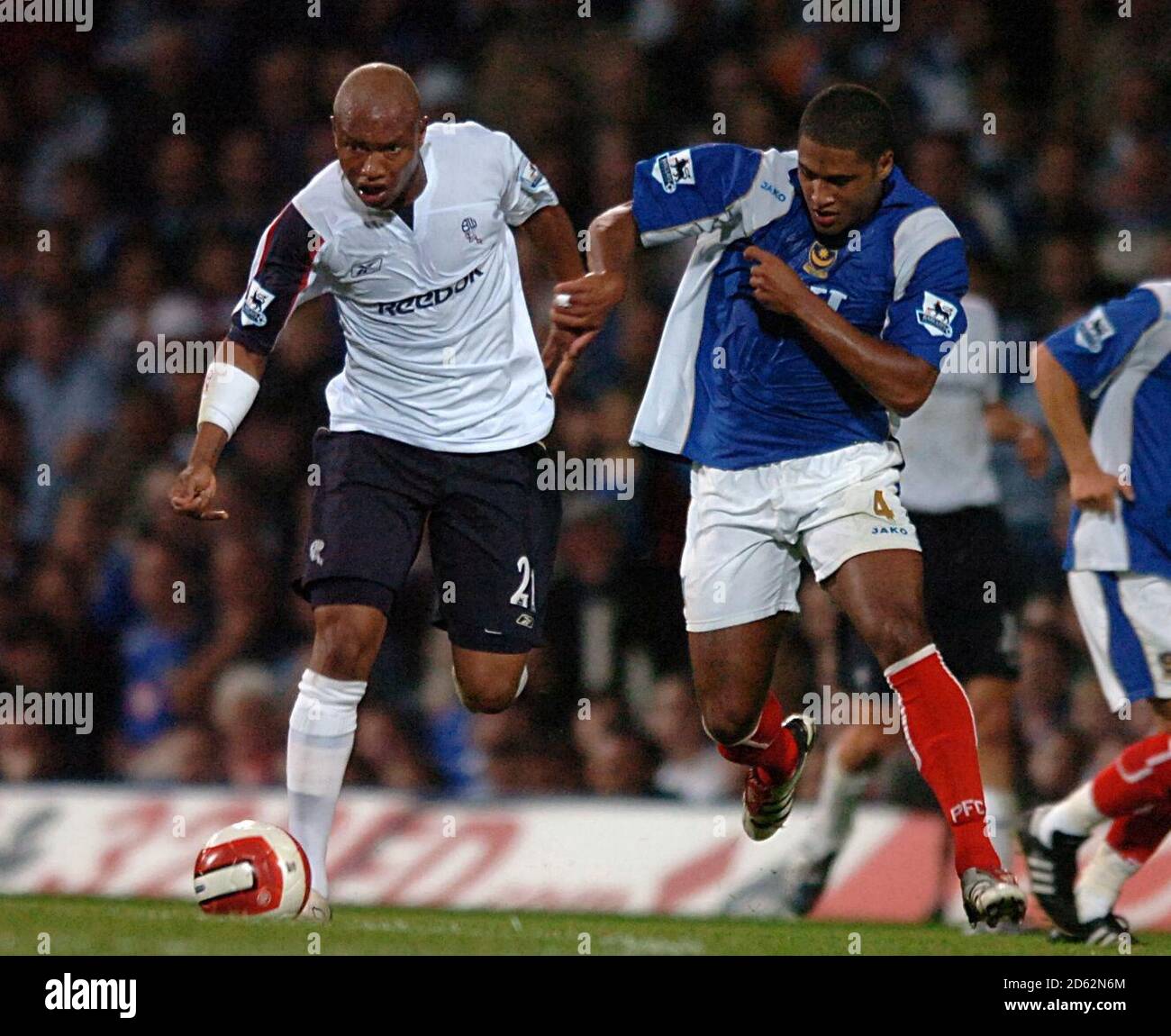 El-Hadji Diouf de Bolton Wanderers et Glen Johnson de Portsmouth Banque D'Images