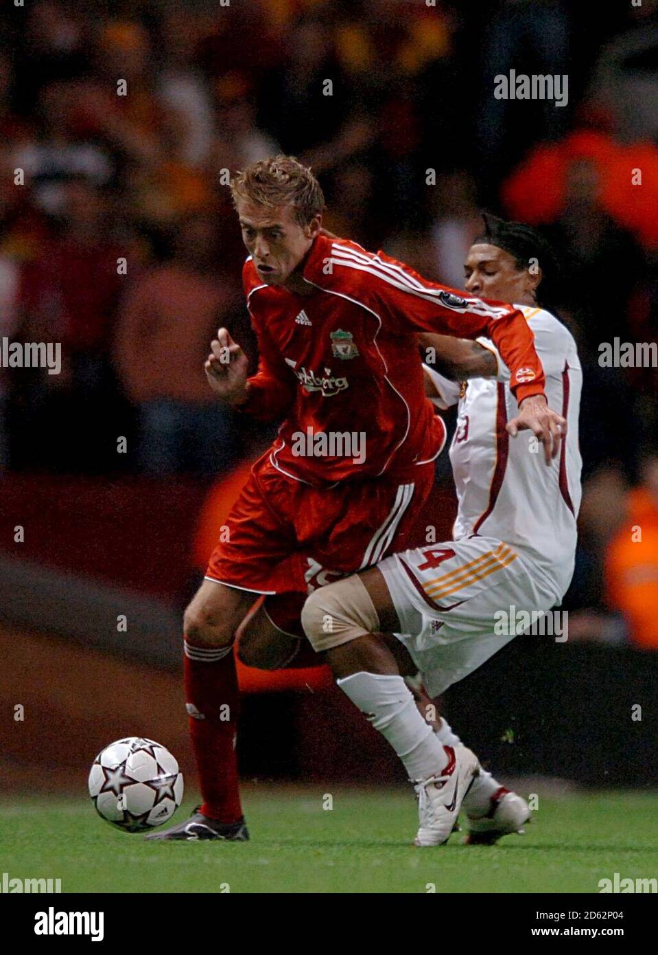 Rigobert Song de Galatasaray est battu par les Liverpools Peter Crouch Banque D'Images Rigobert Song de Galatasaray est battu par les Liverpools Peter Crouch Banque D'Images
