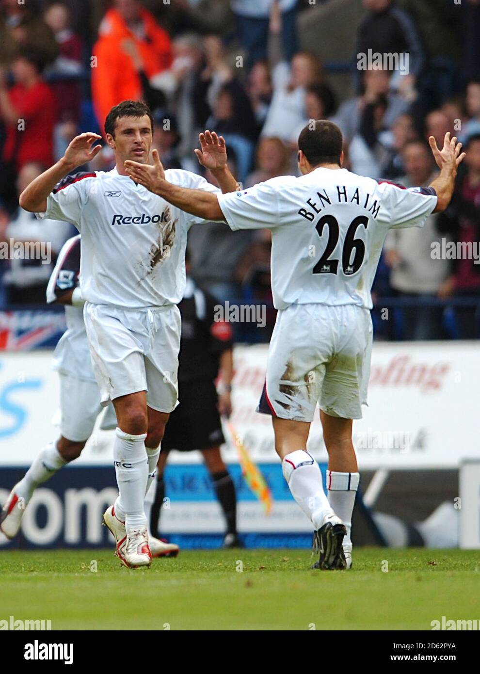 Gary Speed de Bolton Wanderers célèbre son objectif avec son coéquipier Tal Ben Haim Banque D'Images