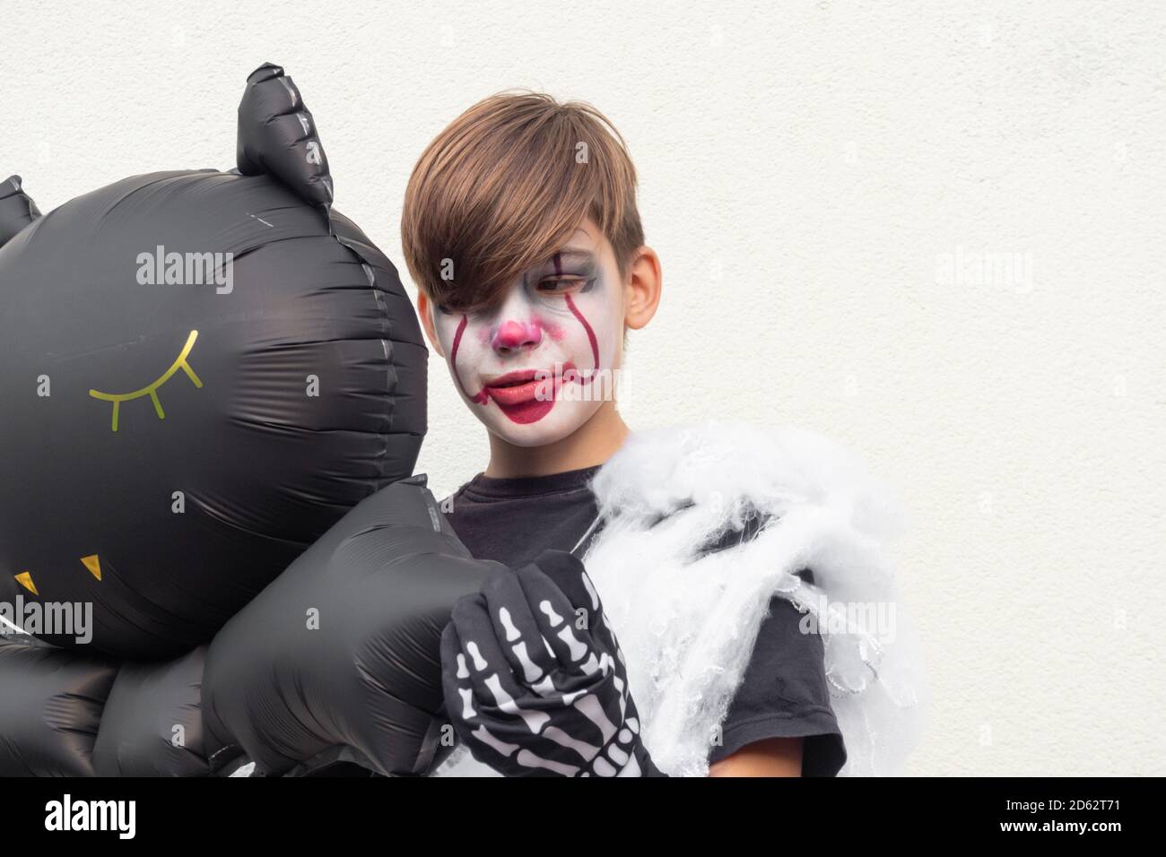 Adolescent Avec Maquillage Pour Halloween Skeleton Adolescent Avec Maquillage De Crane Avec Ballon De Chat Noir Sur Fond Blanc Photo Stock Alamy
