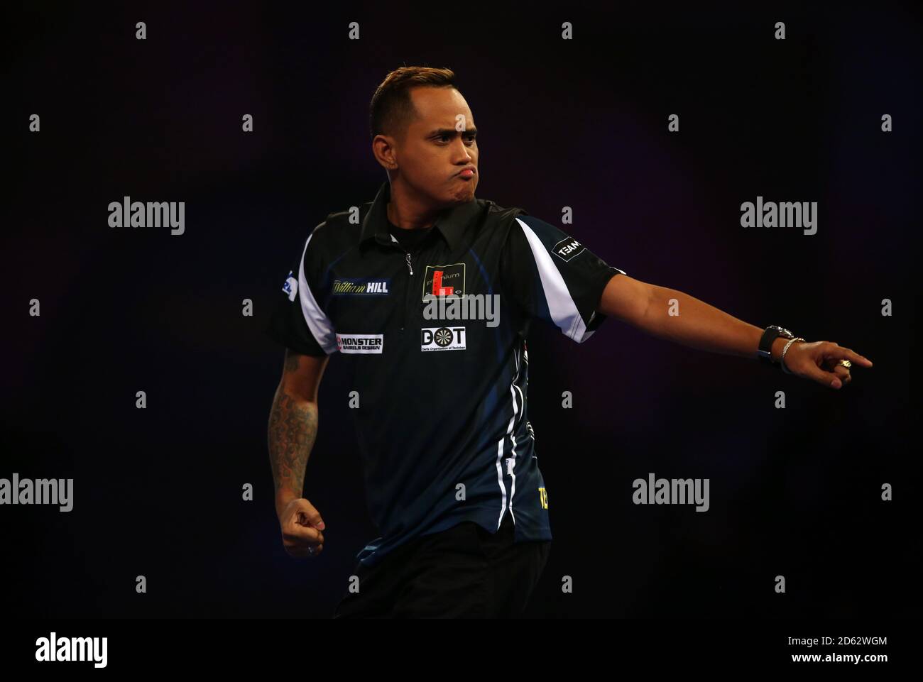 Lourence Ilagan réagissant pendant le cinquième jour des Championnats du monde des fléchettes William Hill à Alexandra Palace, Londres Banque D'Images