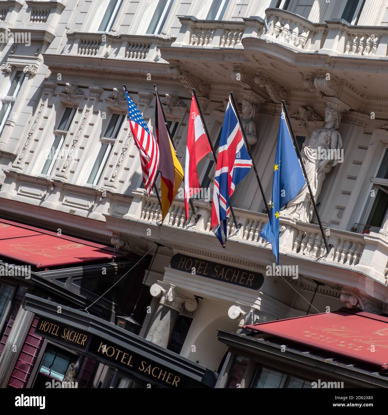 VIENNE, AUTRICHE - 15 JUILLET 2019 : drapeaux au-dessus de l'hôtel Sacher avec panneau Banque D'Images