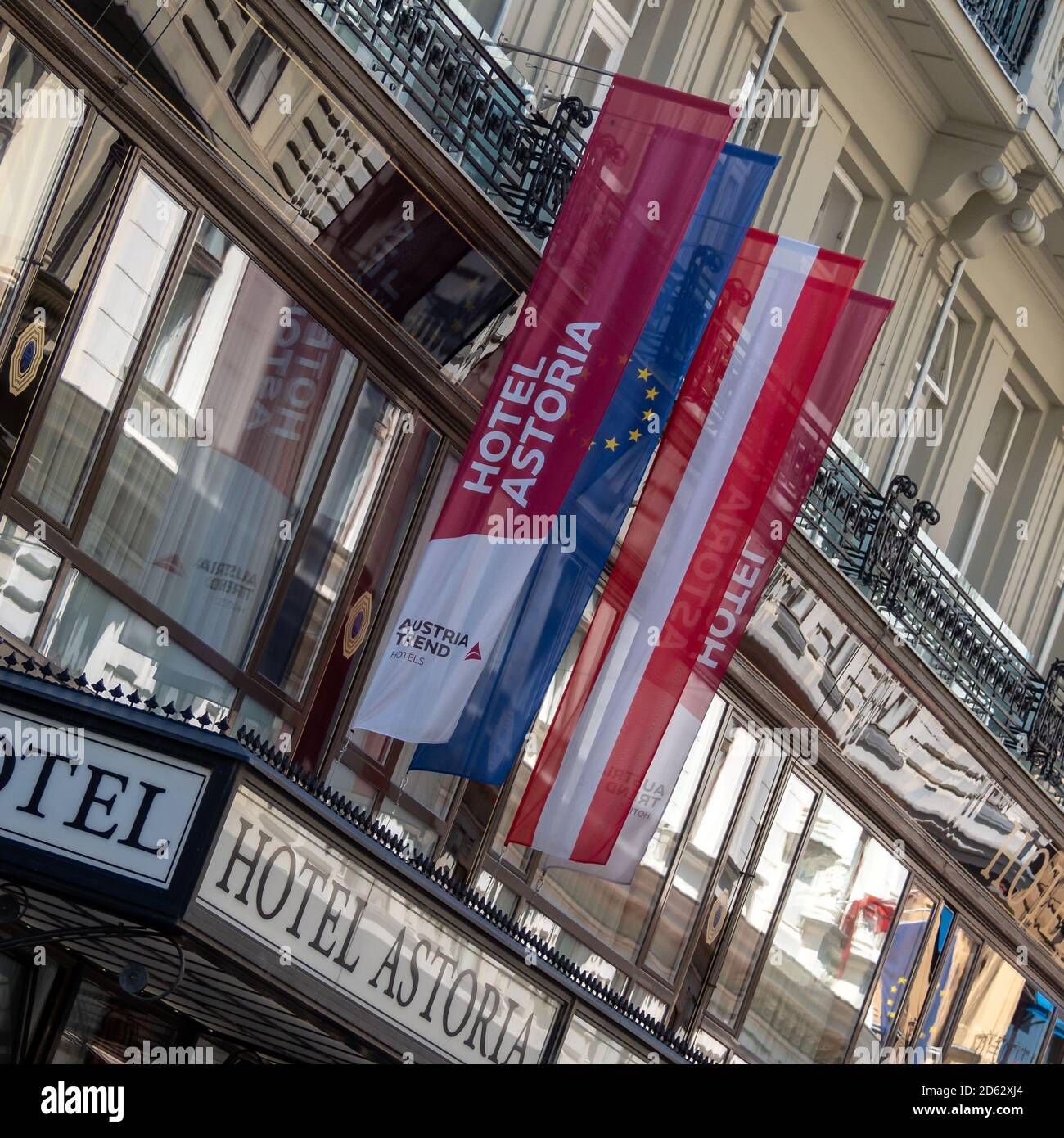 VIENNE, AUTRICHE - 15 JUILLET 2019 : drapeaux et panneau au-dessus de l'hôtel Sacher Banque D'Images