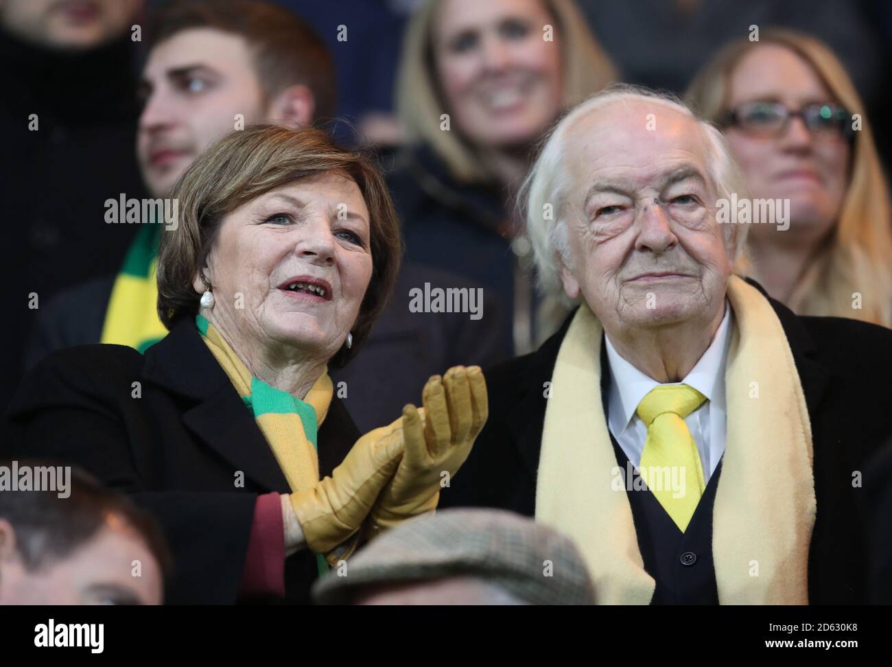 Delia Smith de Norwich City et le mari Michael Wynn-Jones avant le coup de pied arrêt Banque D'Images