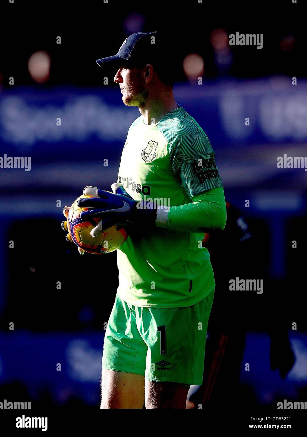 Jordan Pickford, gardien de but d'Everton, porte une casquette de baseball  pour se protéger ses yeux du soleil Photo Stock - Alamy