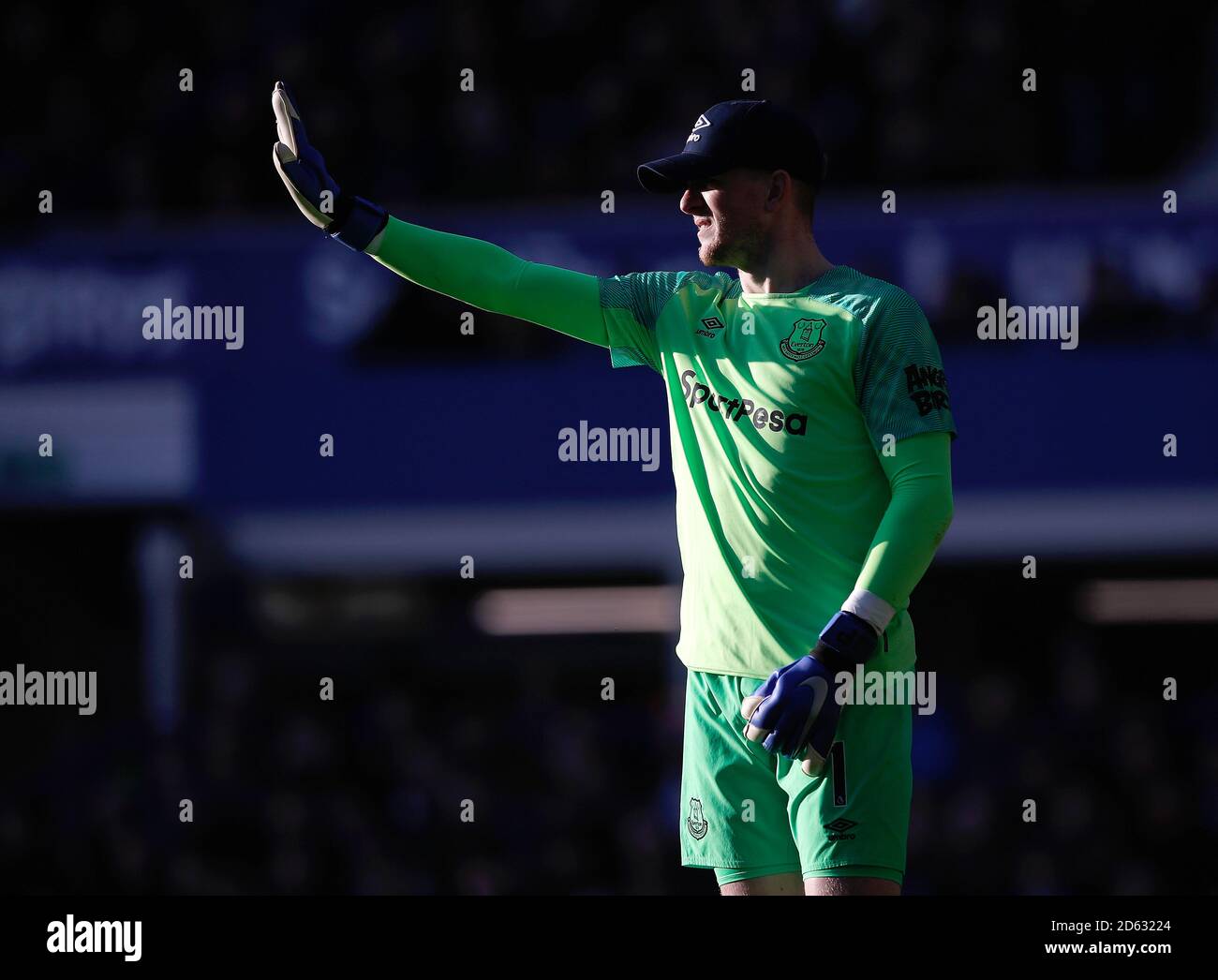 Jordan Pickford, gardien de but d'Everton, porte une casquette de baseball  pour se protéger ses yeux du soleil Photo Stock - Alamy