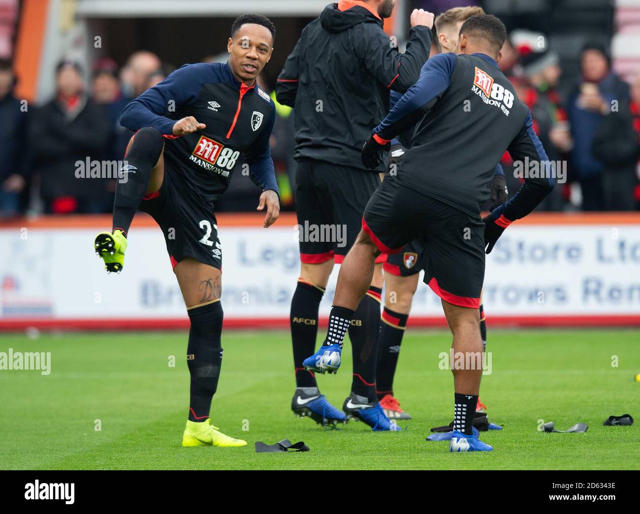 La nouvelle signature de l'AFC Bournemouth, Nathaniel Clyne, se réchauffe avant le jeu Banque D'Images