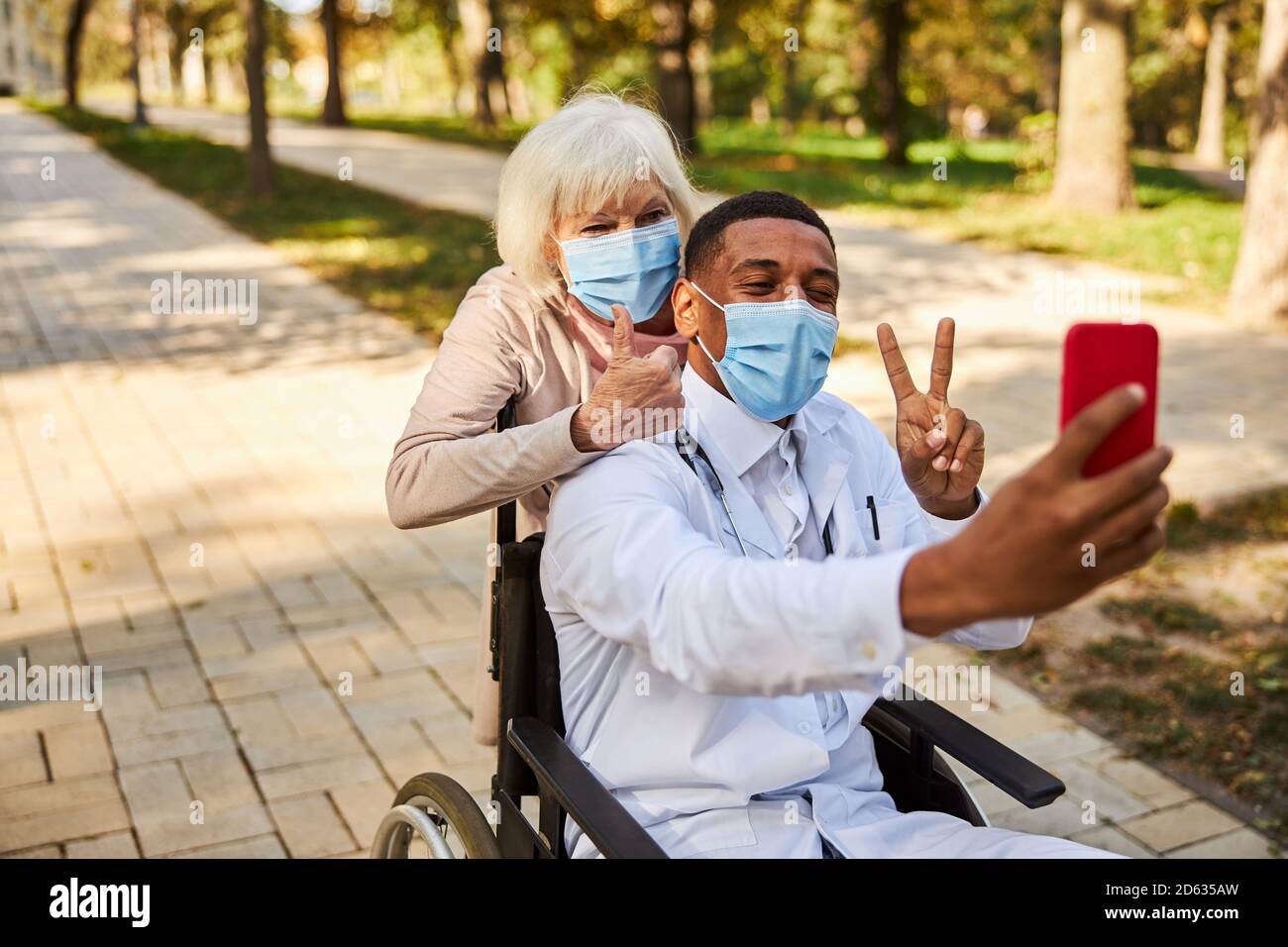 Médecin et femme vieillissante prenant un selfie Banque D'Images