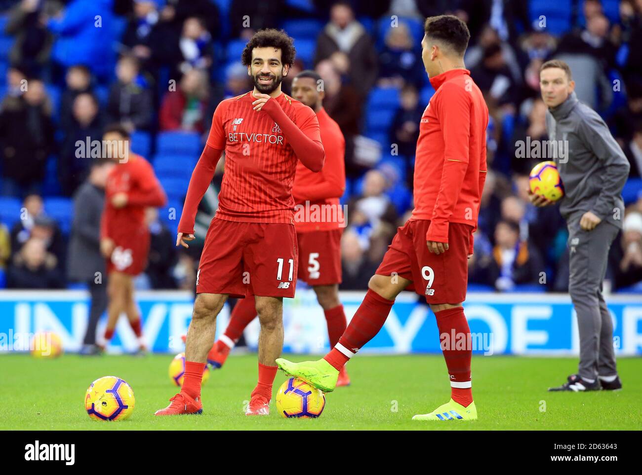 Mohamed Salah de Liverpool et Roberto Firmino de Liverpool se réchauffent avant le match Banque D'Images