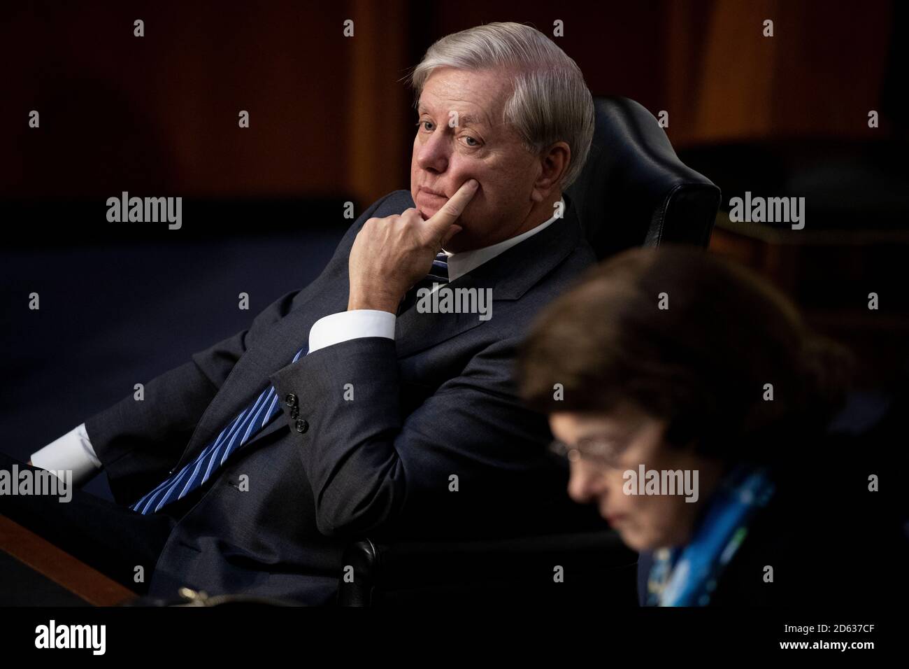 Washington, DC, États-Unis. 14 octobre 2020. La sénatrice américaine Lindsey Graham (républicaine de Caroline du Sud), présidente de la Commission judiciaire du Sénat américain (L) et la sénatrice américaine Dianne Feinstein (démocrate de Californie), membre du classement de la Commission judiciaire du Sénat américain (R) assistent à l'audience de confirmation de la Commission judiciaire du Sénat pour la nomination de la juge Amy Coney Barrett, Dans le Hart Senate Office Building à Washington, DC, Etats-Unis, 14 octobre 2020.Credit: Michael Reynolds/Pool via CNP | usage dans le monde crédit: dpa/Alay Live News Banque D'Images