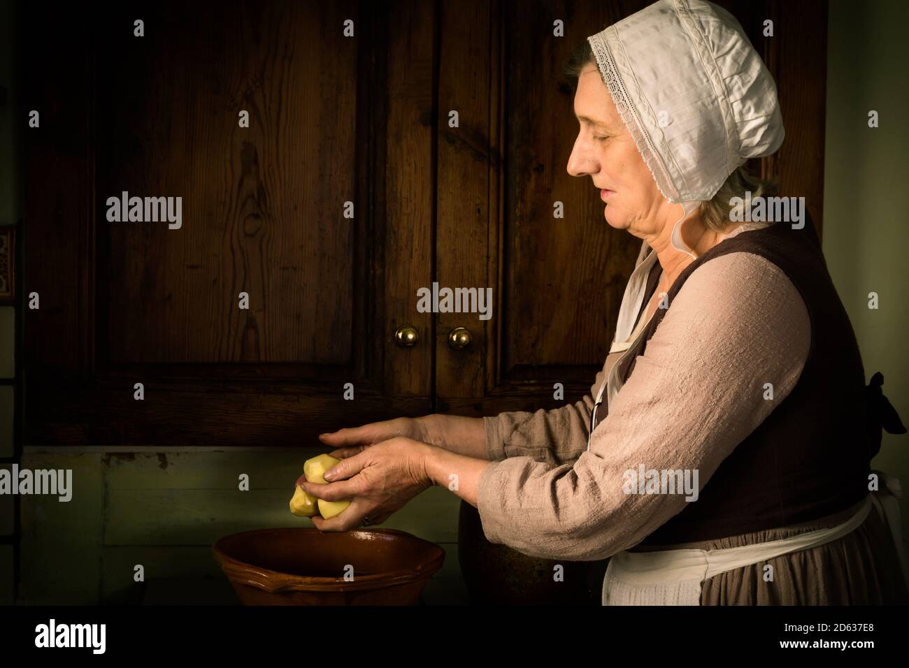 Style ancien Renaissance portrait d'une femme la préparation des aliments dans une ancienne cuisine Banque D'Images