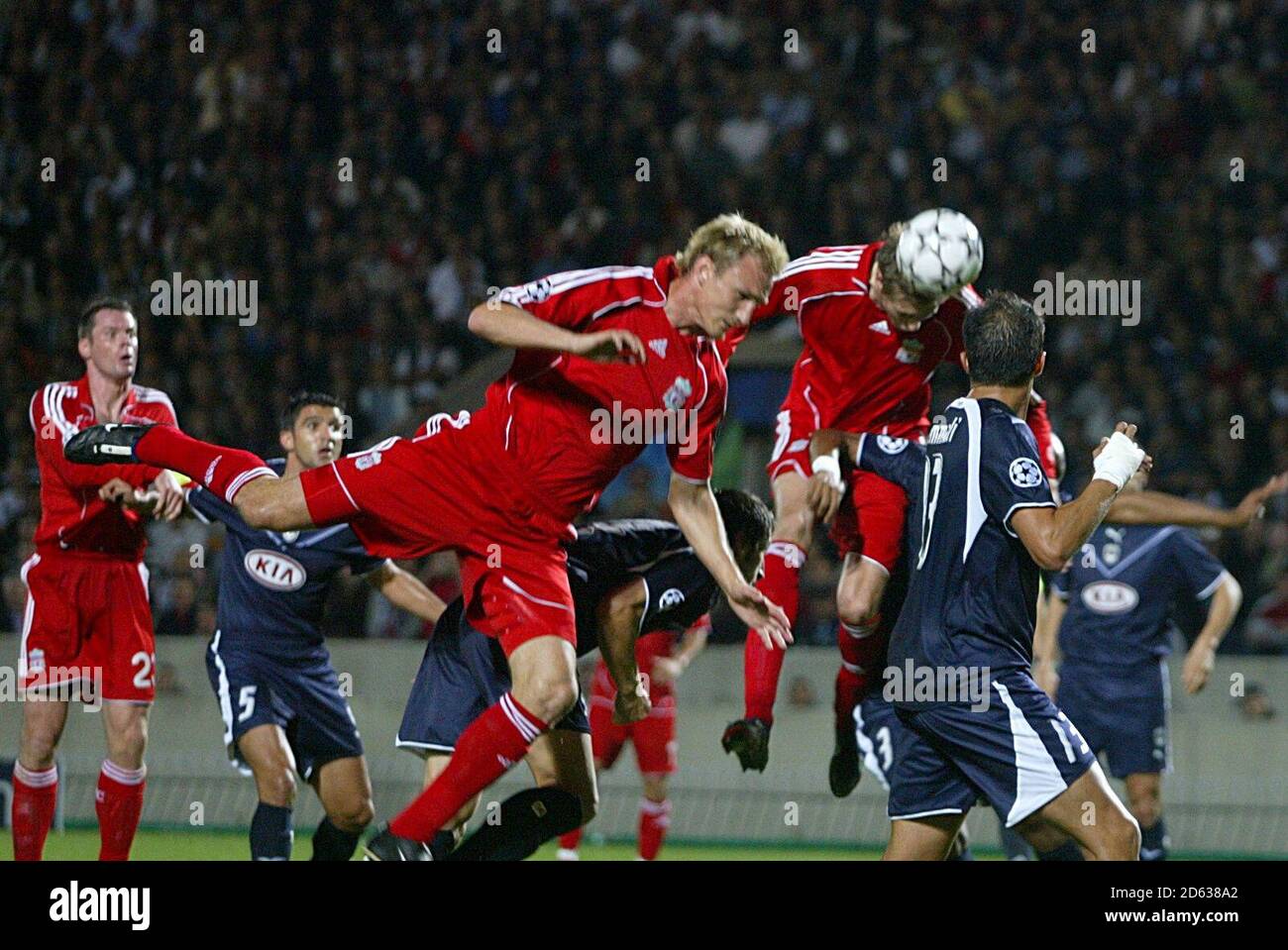 Peter Crouch de Liverpool marque le but d'ouverture contre Bordeaux Banque D'Images Peter Crouch de Liverpool marque le but d'ouverture contre Bordeaux Banque D'Images