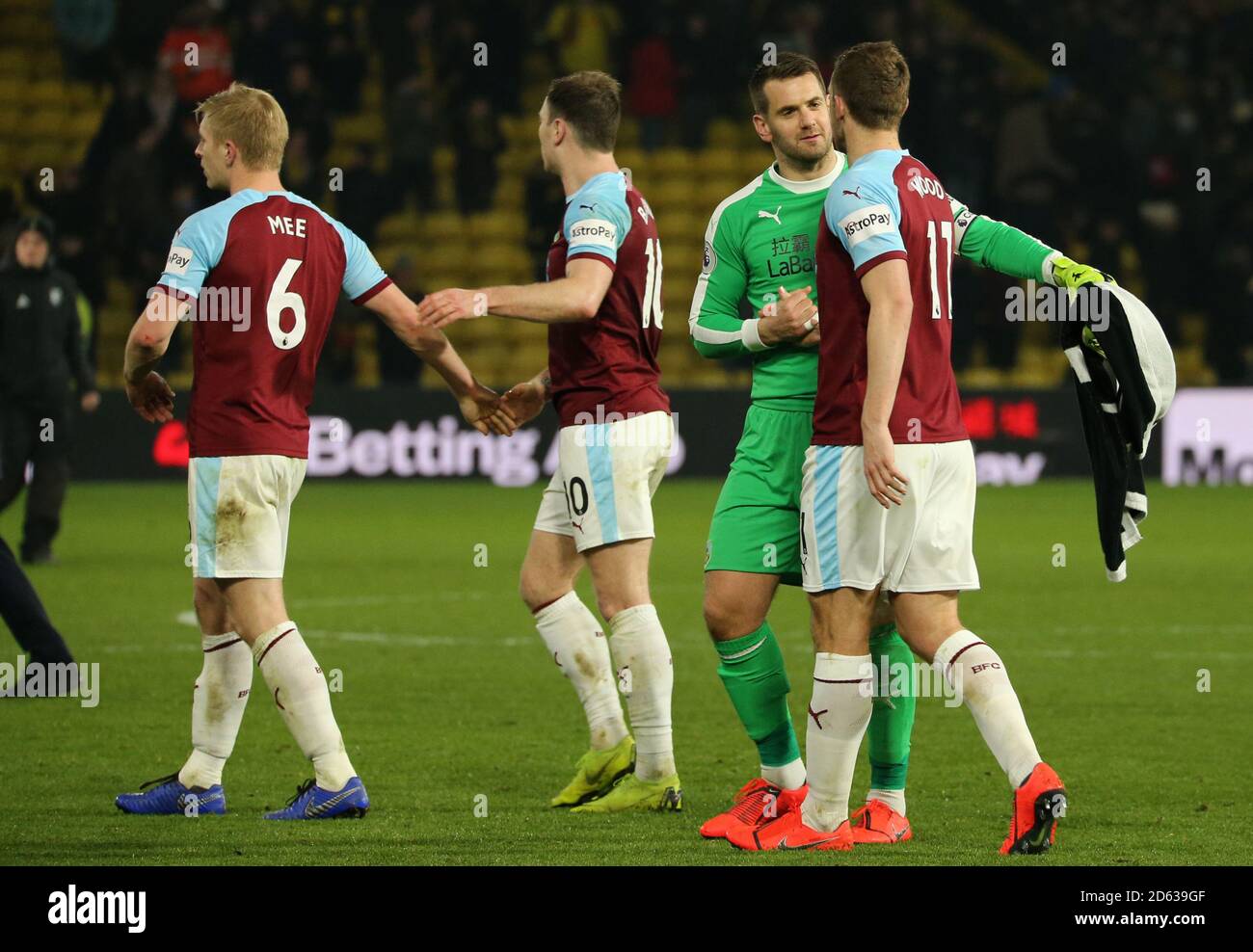 Tom Heaton, gardien de but de Burnley, et Chris Wood (à droite) après le sifflet final Banque D'Images