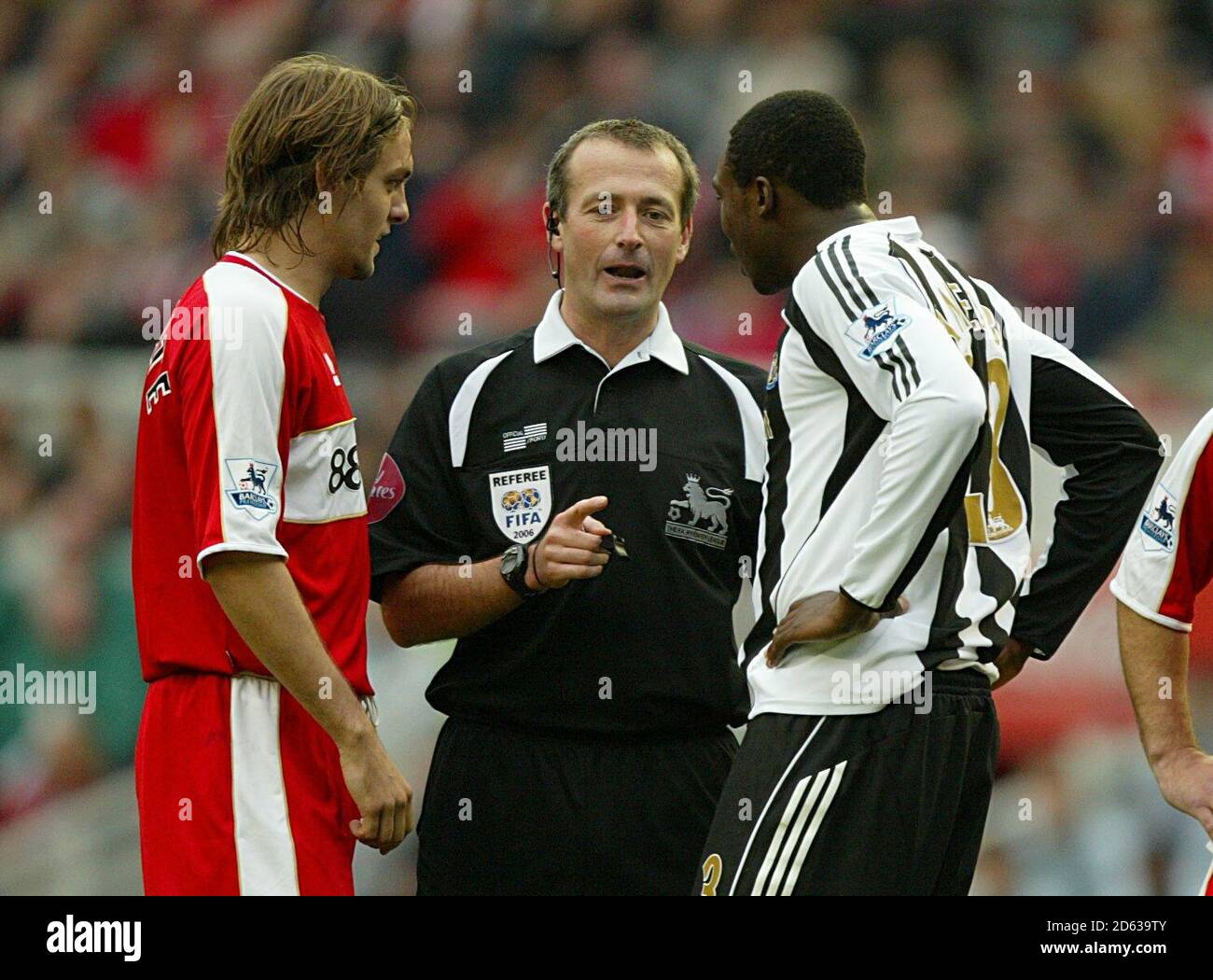 On parle de Shola Ameobi de Newcastle United et de Jonathan Woodgate de Middlesbrough À l'arbitre Mark Atkinson Banque D'Images