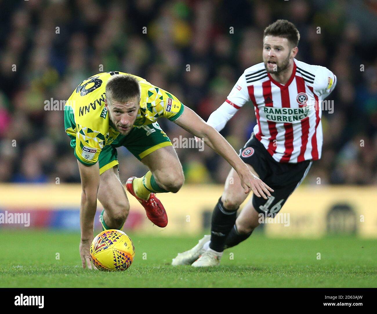 Marco Stiepermanence (à gauche) de Norwich City et Oliver Norwood de Sheffield United bataille pour le ballon Banque D'Images