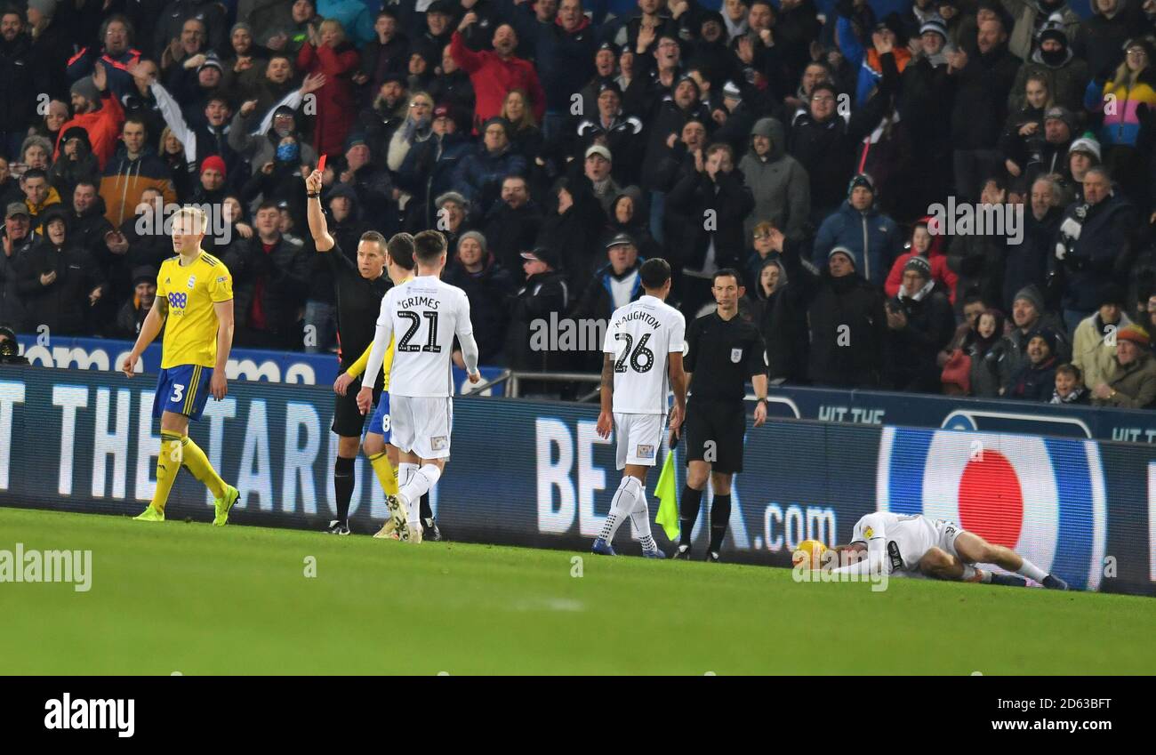 Kristian Pedersen (à gauche) de Birmingham City est envoyé par l'arbitre Stephen Martin après avoir reçu sa deuxième carte jaune Banque D'Images