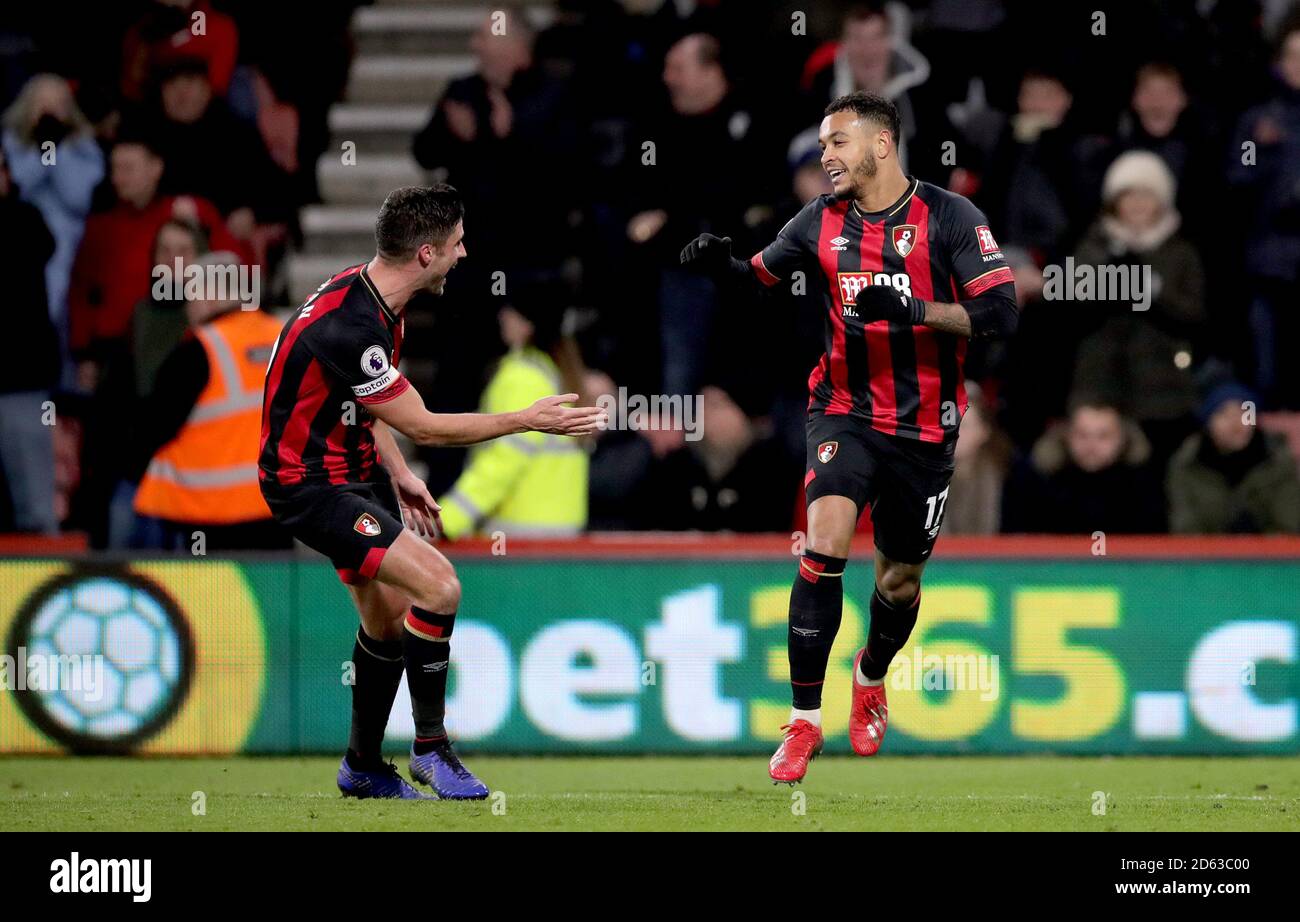 Joshua King (à droite) de l'AFC Bournemouth célèbre la troisième fois de son côté but du jeu Banque D'Images