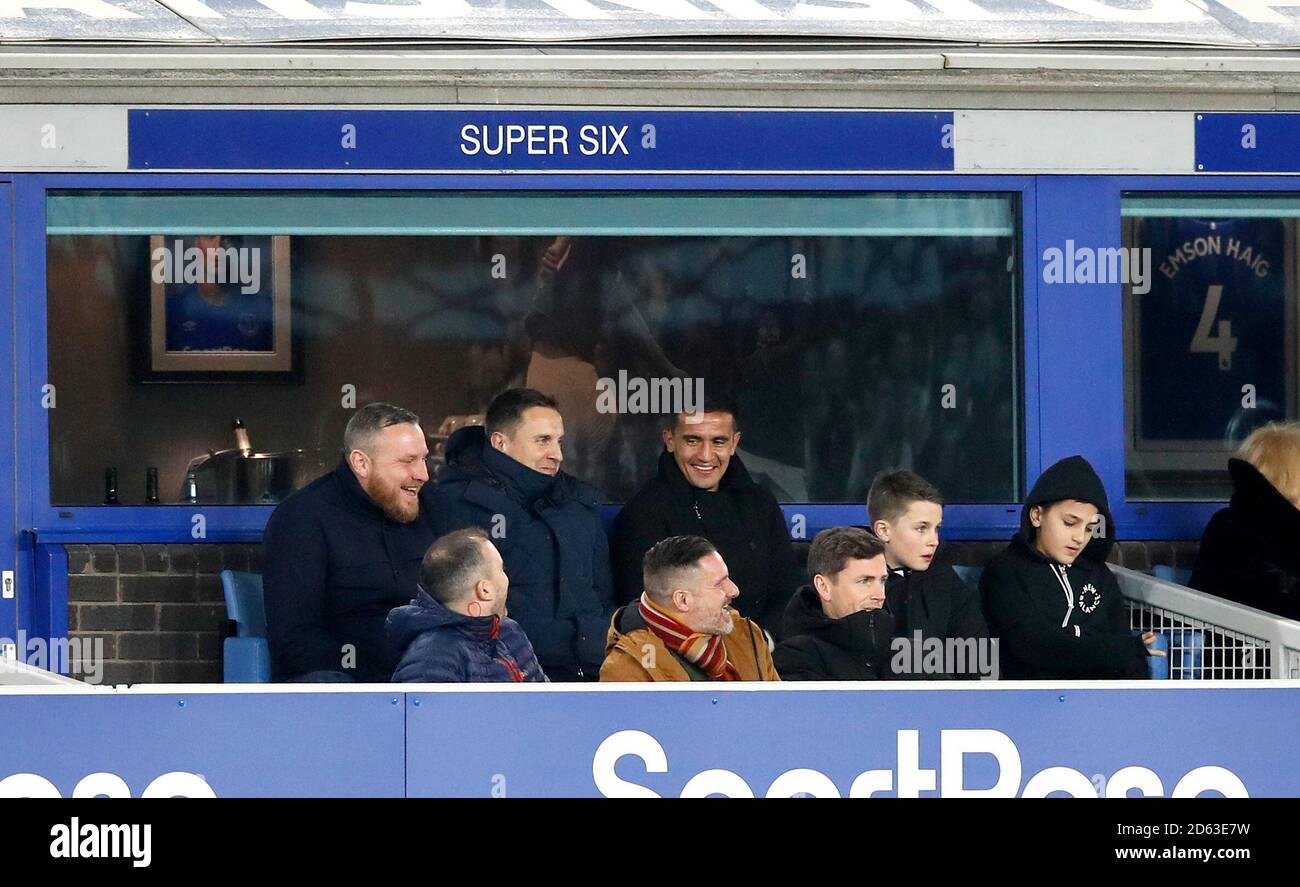 L'ancien joueur d'Everton Tim Cahill (rangée supérieure, à droite) et Phil Jagielka (rangée supérieure, au centre) observent l'action depuis les tribunes Banque D'Images
