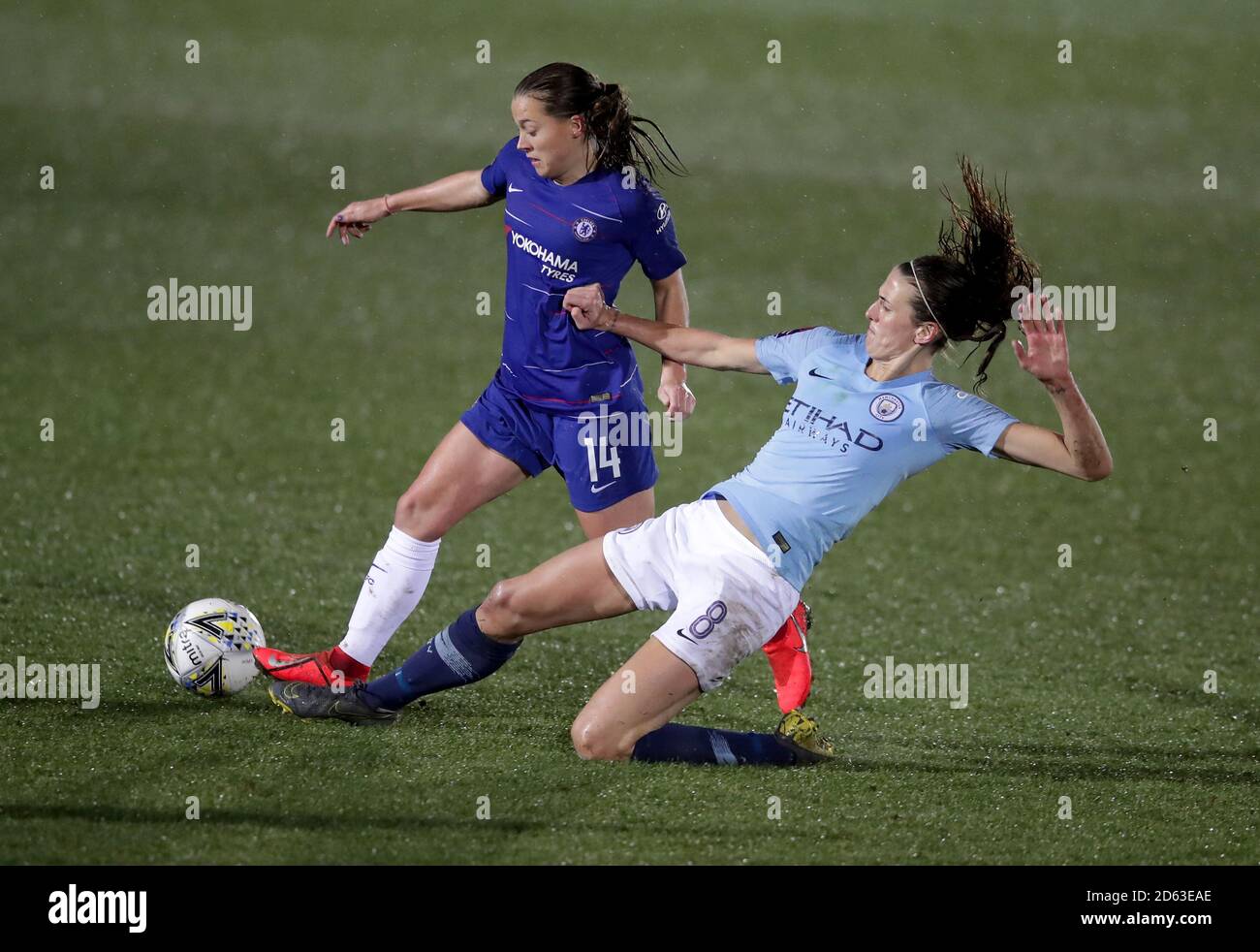 Fran Kirby de Chelsea et Jill Scott de Manchester City se battent pour la balle Banque D'Images