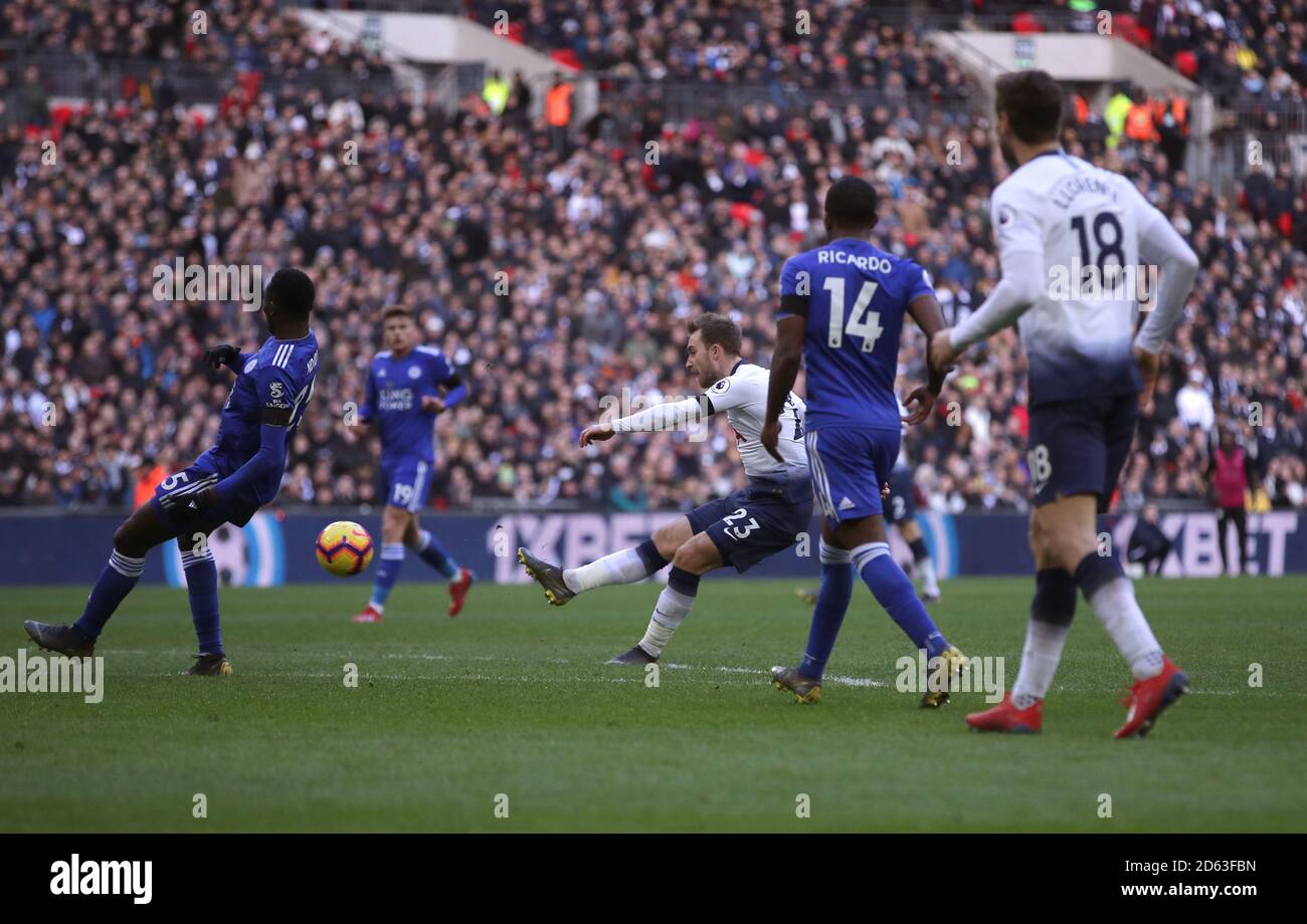 Christian Eriksen (au centre) de Tottenham Hotspur marque le deuxième but de son côté du jeu Banque D'Images