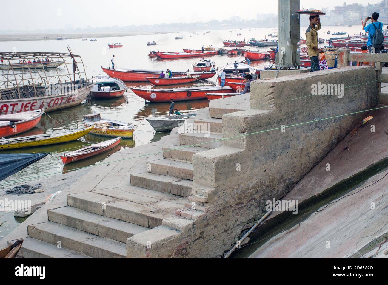 varanasi uttar pradesh inde le 3 mars 2017 : bateau sur le fleuve ganges à varanasi uttar pradesh inde Banque D'Images