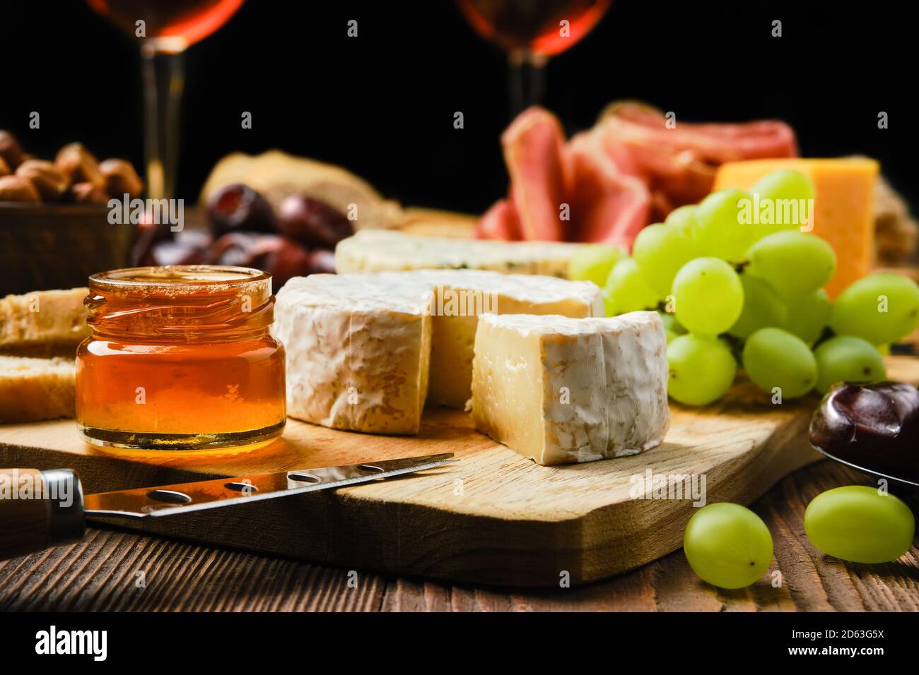 Vue rapprochée du brie sur l'assiette avec en-cas pour le vin (mise au point en premier plan) Banque D'Images