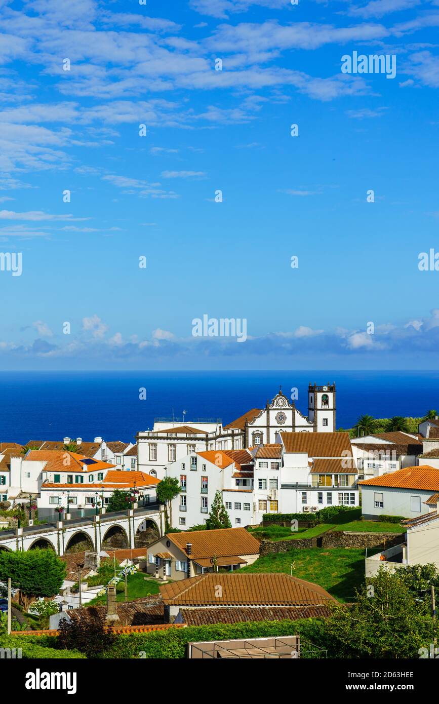 Vue panoramique de Nordeste sur l'île de Sao Miguel, Açores. Vieux pont en pierre dans le village de Nordeste, Sao Miguel, Açores. Nordeste village ville blanche Banque D'Images