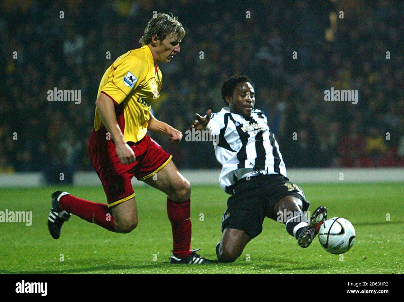 Celestine Babayaro, Newcastle United (r) et Darius Henderson, Watford (l) se battent pour le ballon Banque D'Images