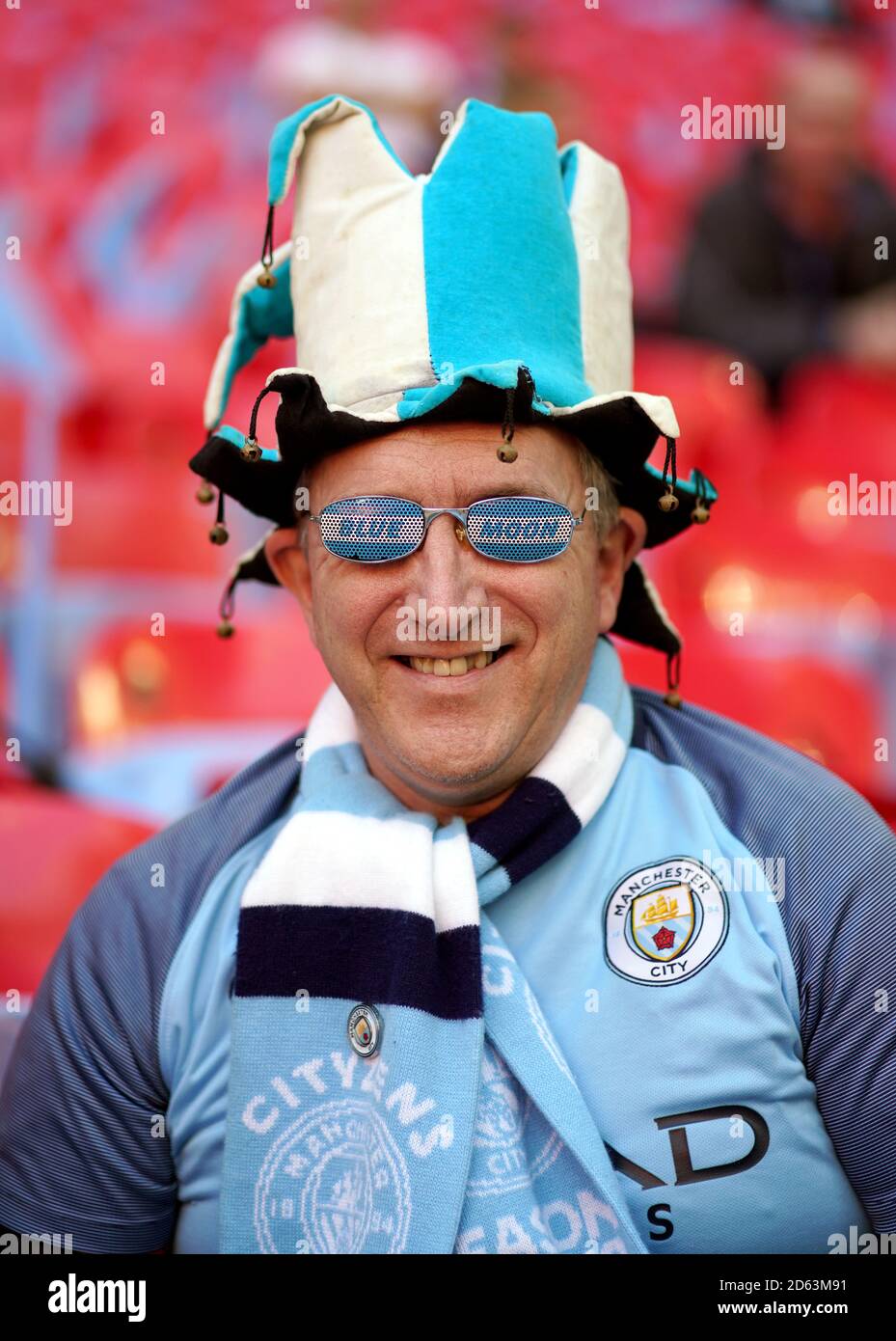 Un fan de Manchester City montre son soutien dans les tribunes Banque D'Images