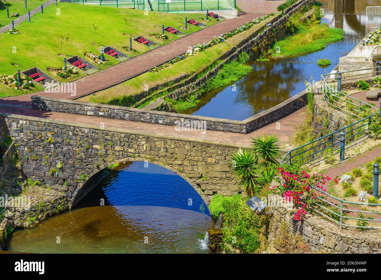 Vue panoramique sur la commune et la place centrale de Ribeira Grande, Sao Miguel, Açores, Portugal. Place centrale de Ribeira Grande, Sao MIG Banque D'Images