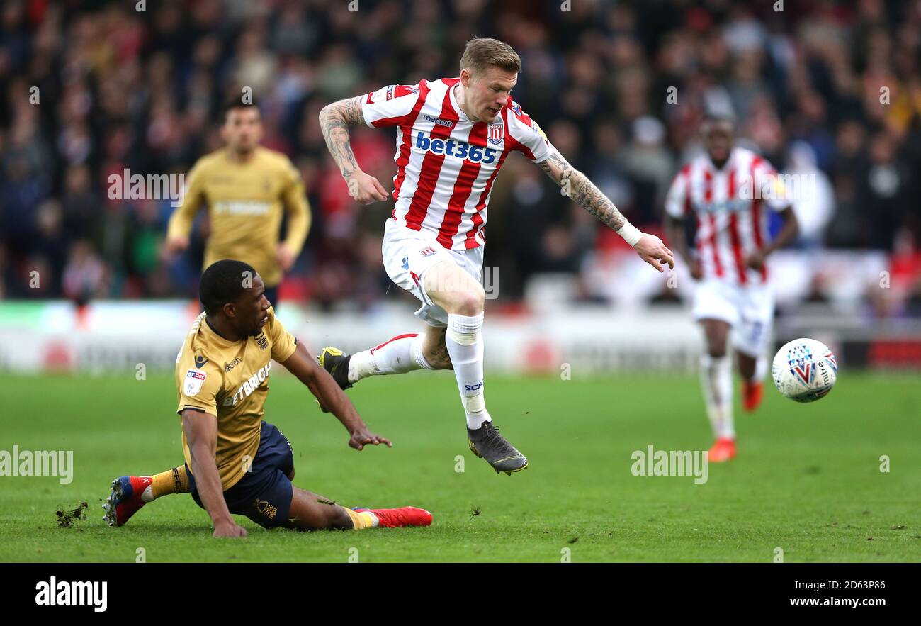 Tendayi Darikwa de la forêt de Nottingham et James McClean de Stoke City (à droite) bataille pour le ballon Banque D'Images