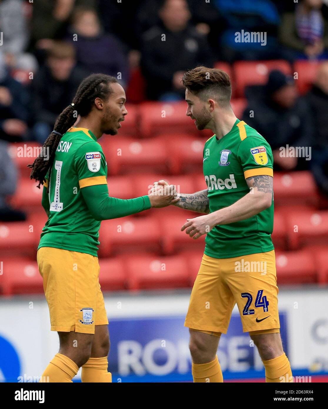 Daniel Johnson (à gauche), de Preston North End, célèbre avec Sean, coéquipier McGuire après qu'il ait mis ses côtés premier but Banque D'Images