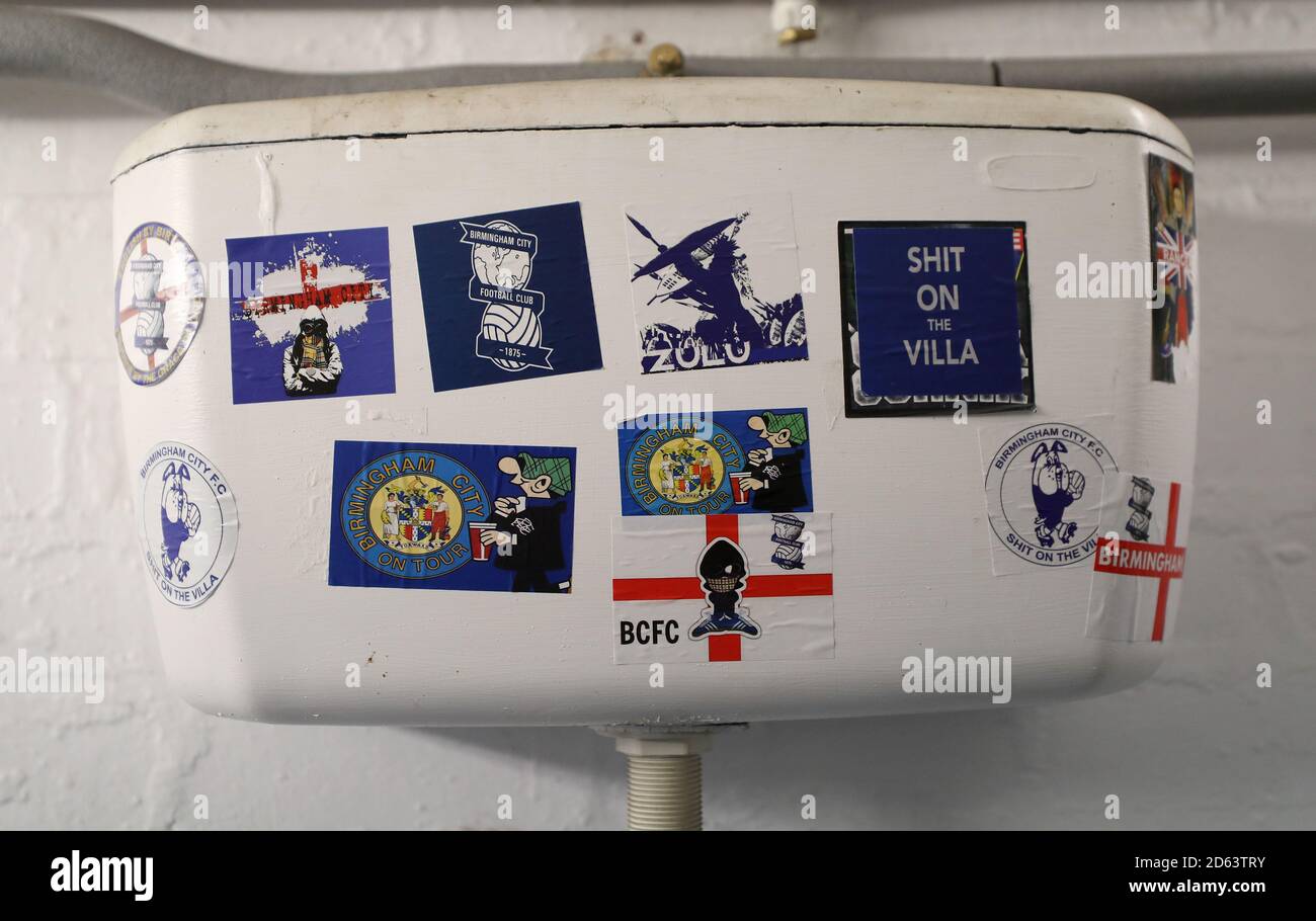 LES ÉDITEURS NOTENT DES autocollants DE CONTENU sur une citerne de toilette à St Andrews en avance sur le match Banque D'Images