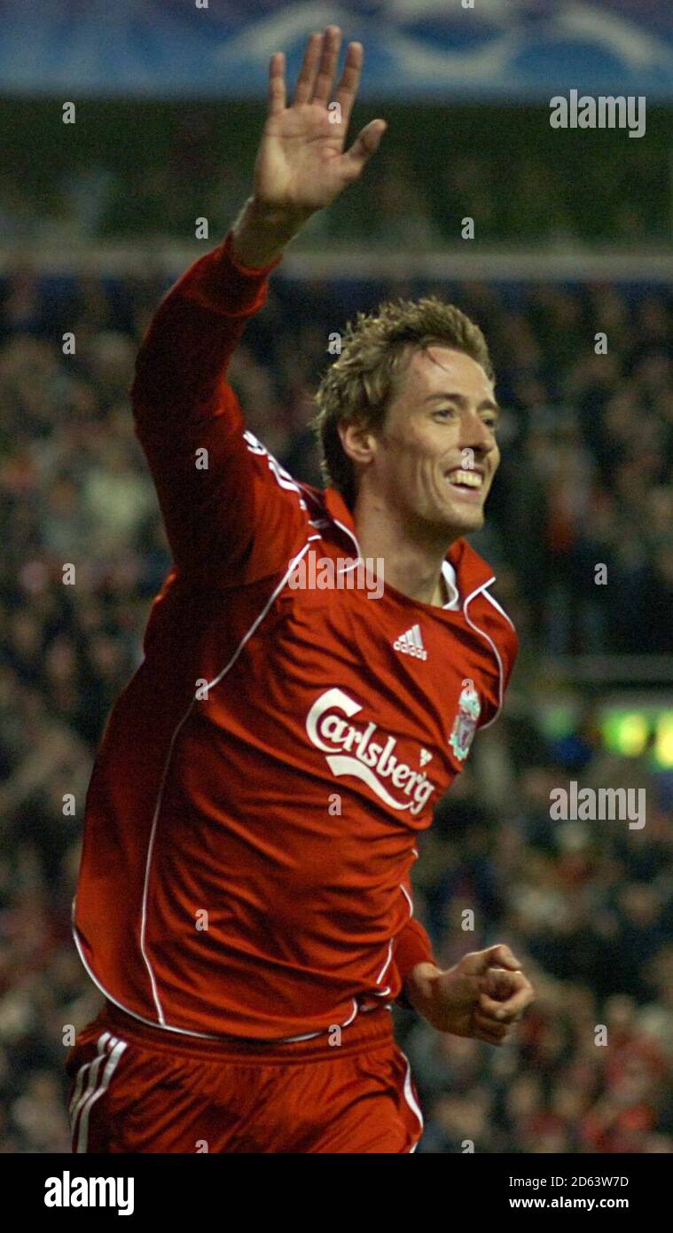 Peter Crouch, de Liverpool, célèbre le deuxième but de ses équipes le jeu Banque D'Images Peter Crouch, de Liverpool, célèbre le deuxième but de ses équipes le jeu Banque D'Images