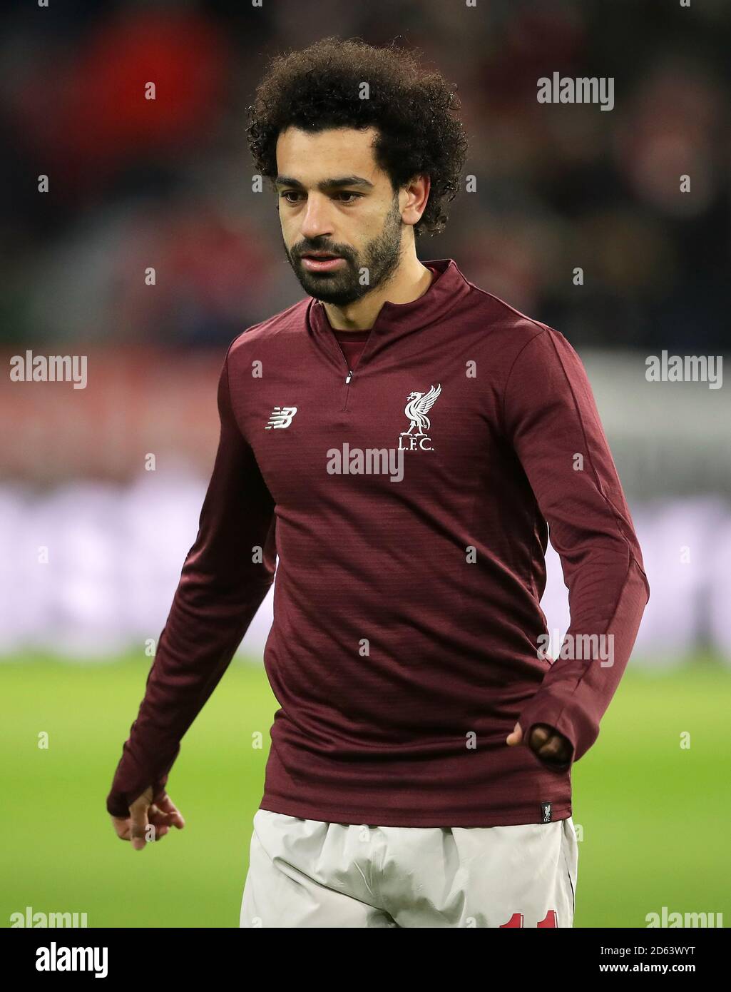 Mohamed Salah de Liverpool s'échauffe avant le lancement Banque D'Images