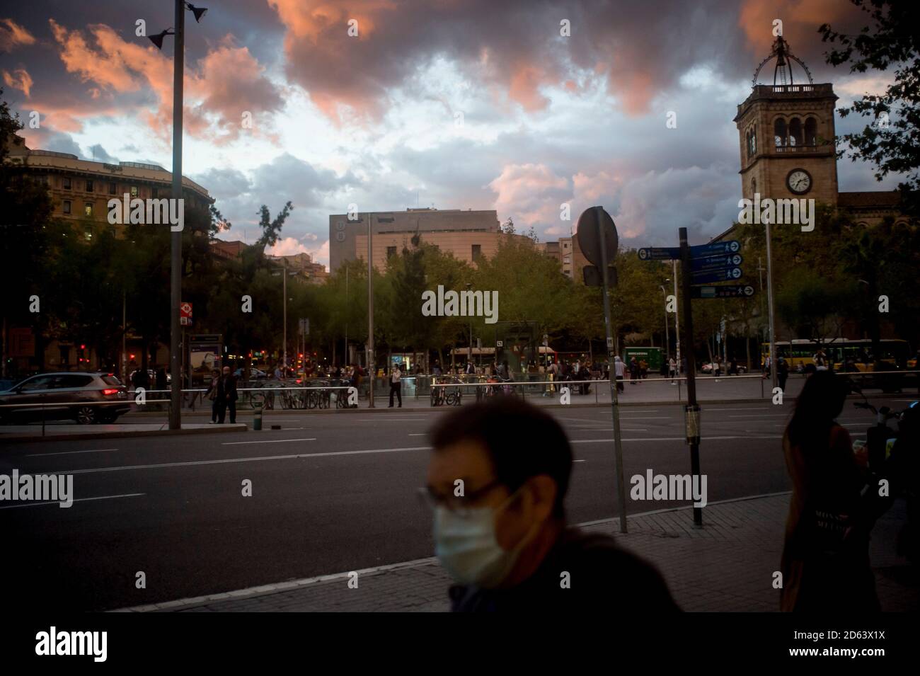 14 octobre 2020, Barcelone, Catalogne, Espagne: Un homme portant un masque protecteur pour empêcher la propagation du coronavirus marche sous le ciel nuageux d'automne de Barcelone. En raison de la hausse des cas, le gouvernement régional catalan ferme les restaurants et les bars pendant deux semaines afin de ralentir la propagation du coronavirus. Credit: Jordi Boixareu/Alamy Live News Banque D'Images