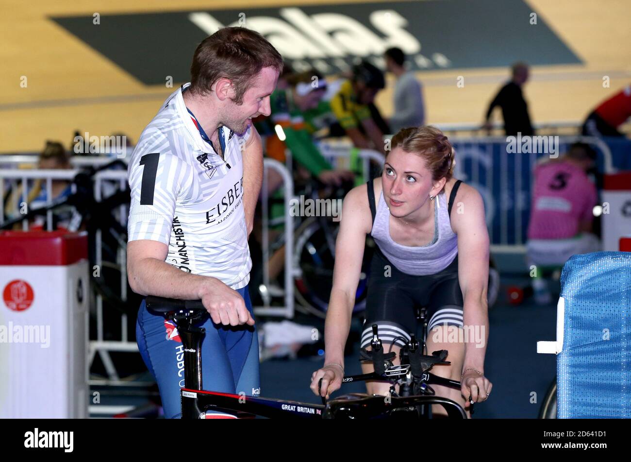 Jason Kenny (à gauche) s'adresse à Laura Kenny lors du troisième jour de la série de six jours Manchester au Centre national de cyclisme de HSBC Royaume-Uni. Banque D'Images