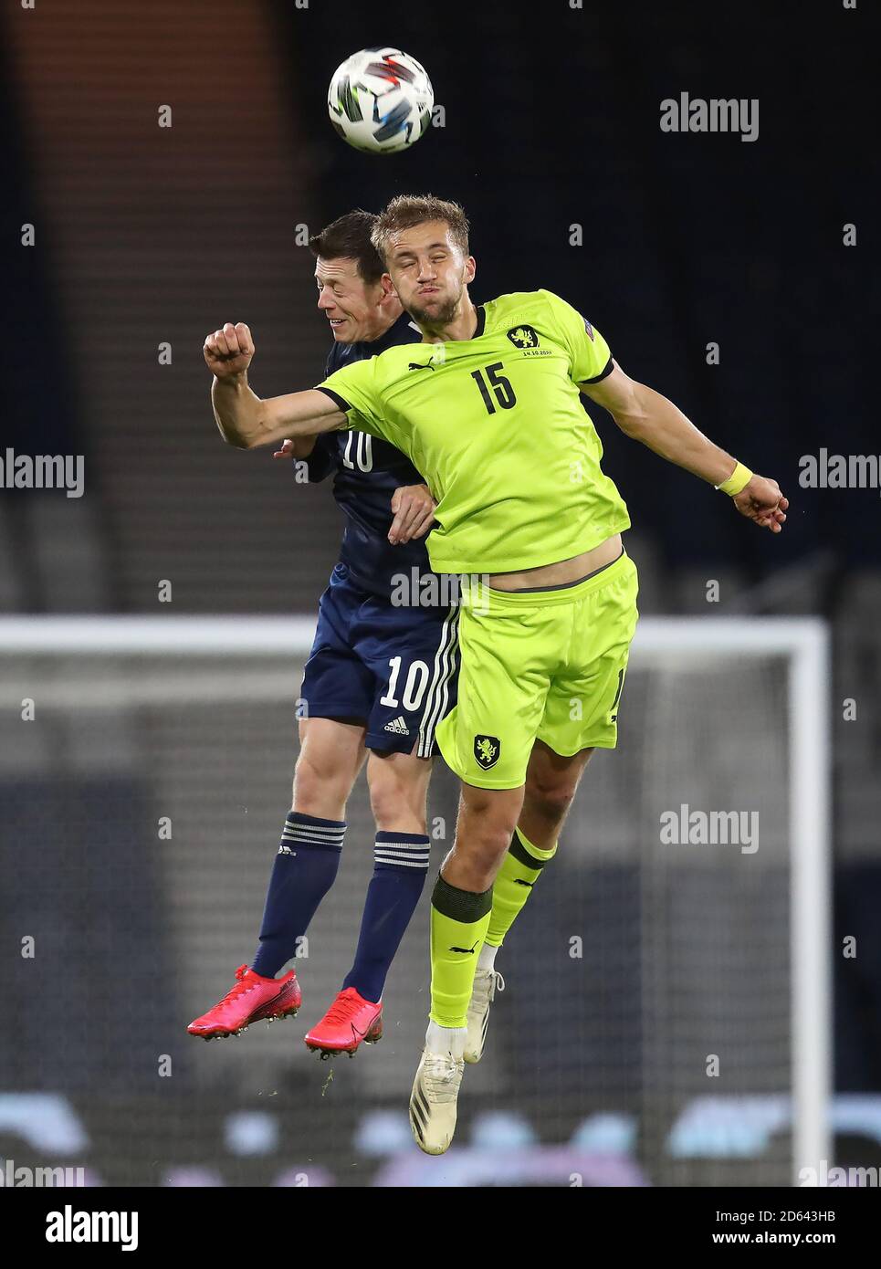 Callum McGregor en Écosse (à gauche) et Tomas Soucek en République tchèque  se battent pour le ballon lors du match de la Ligue des Nations de l'UEFA  2, Ligue B à Hampden